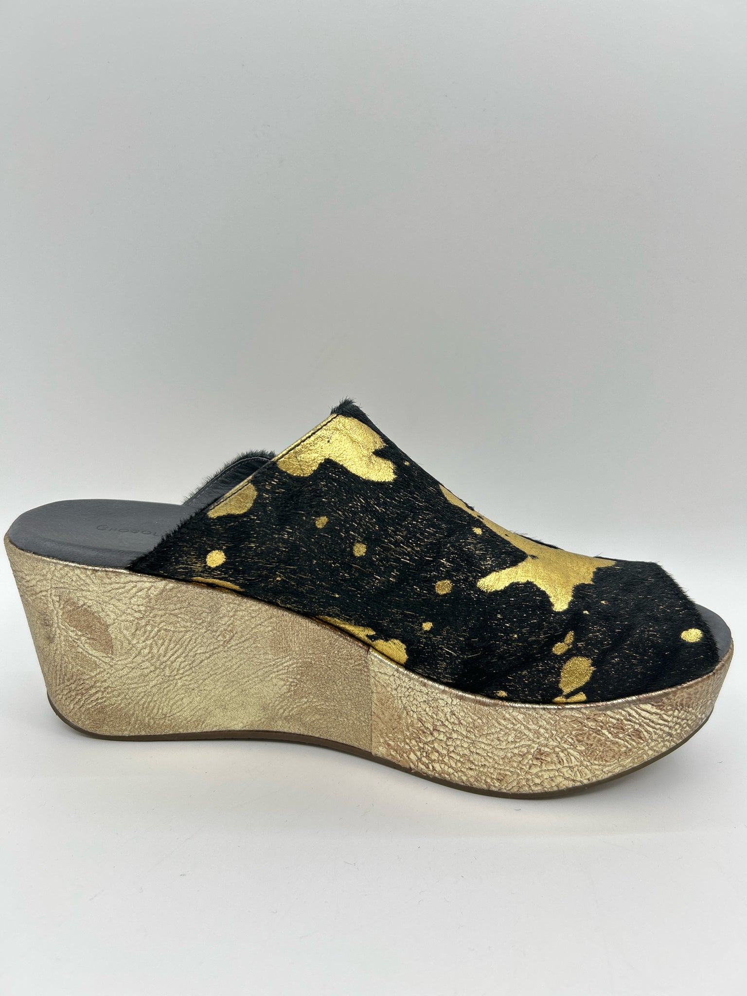 CHOCOLAT BLU Size 11M BLACK AND GOLD Women Sandal