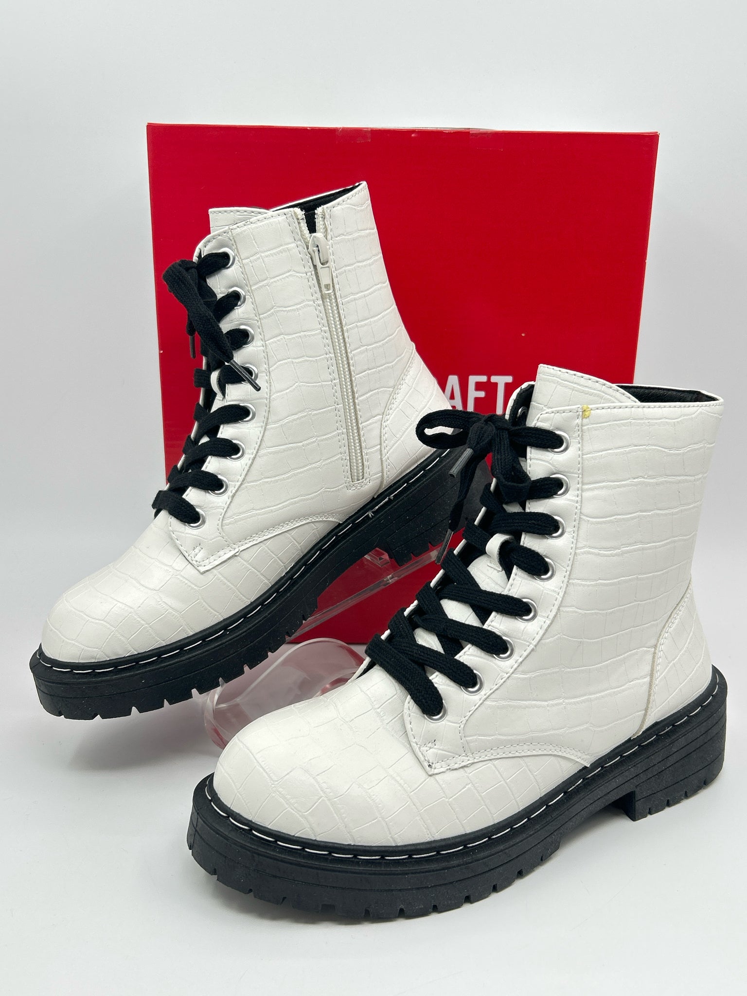 TRUE CRAFT NIB Size 7.5M White & Black Women Boots