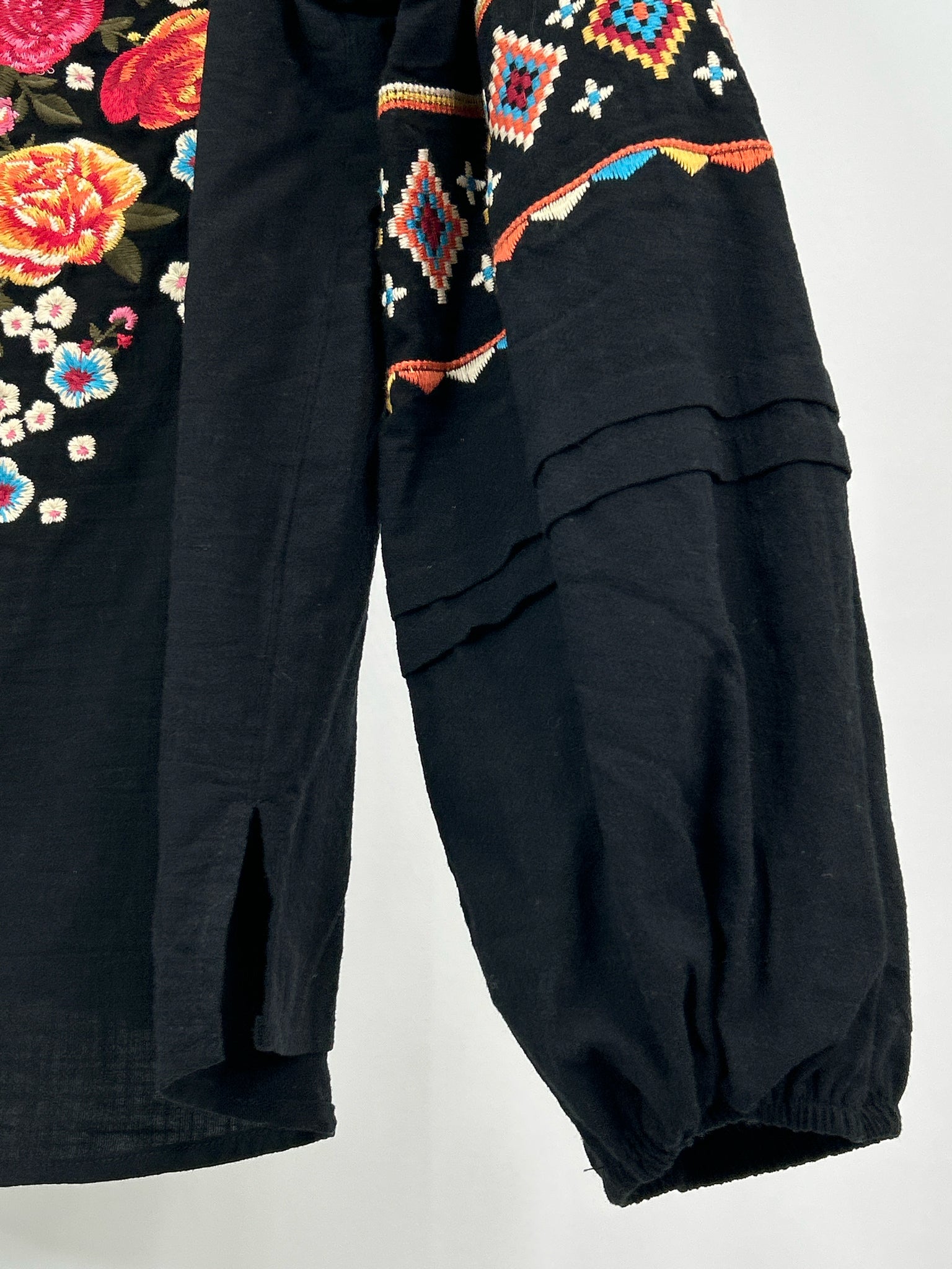 SAVANNA JANE NWT Size S Black Floral Women Top