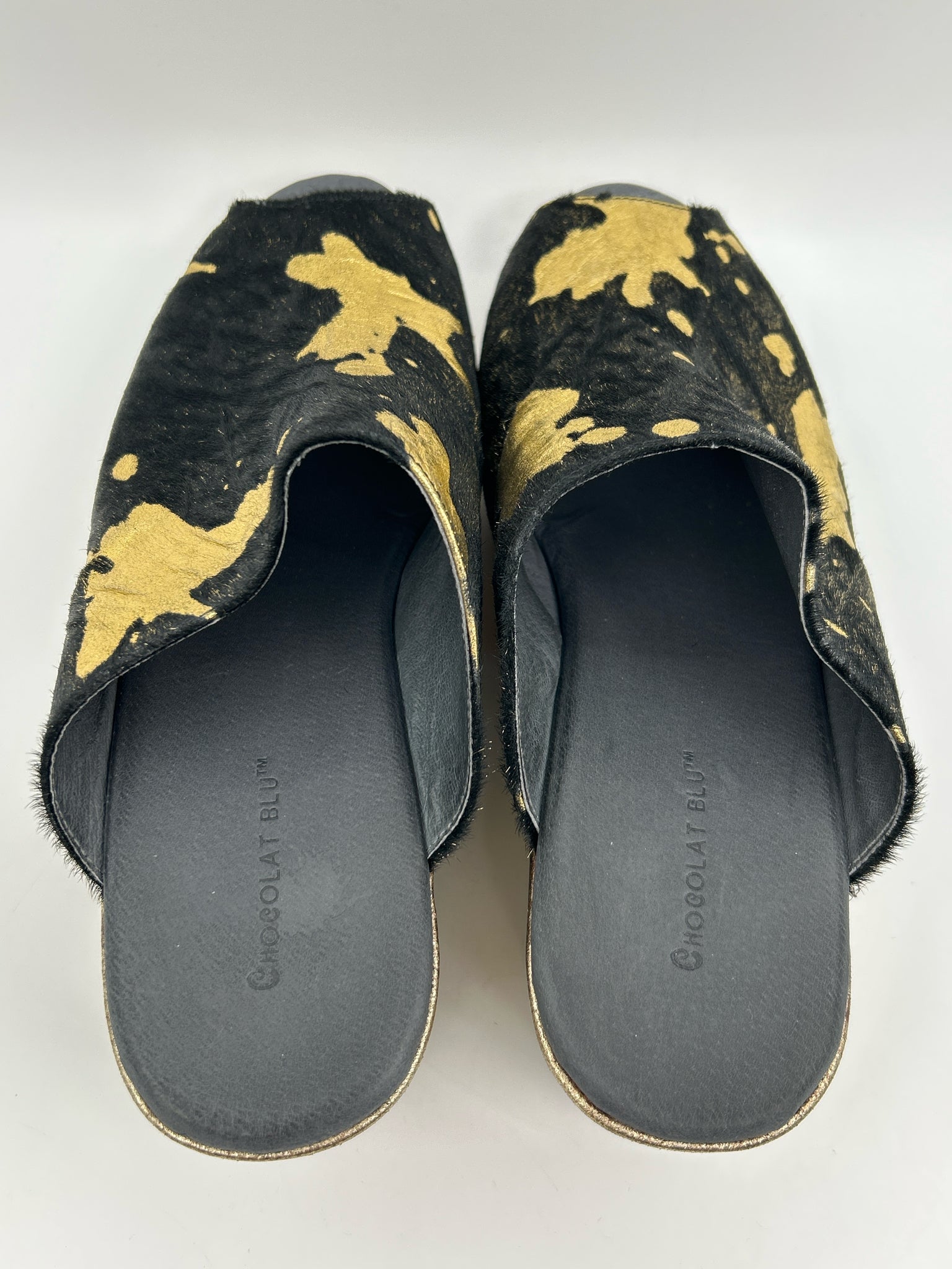CHOCOLAT BLU Size 11M BLACK AND GOLD Women Sandal