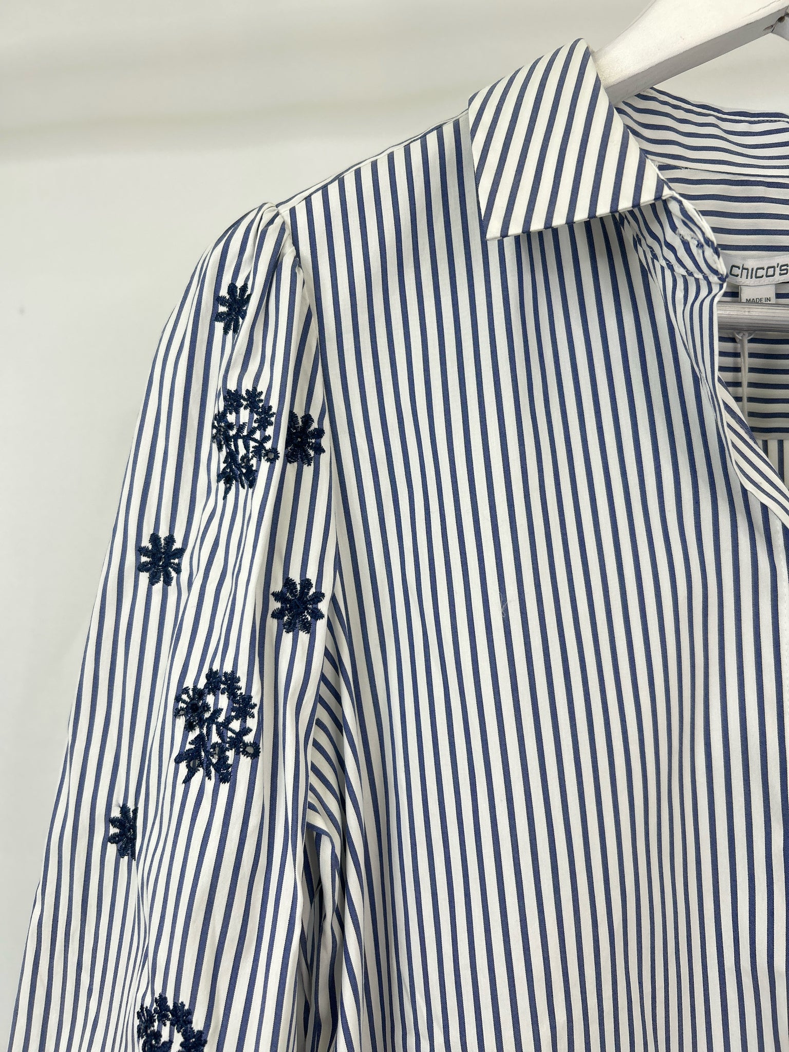CHICO'S Size 8 NAVY AND WHITE Women Shirt