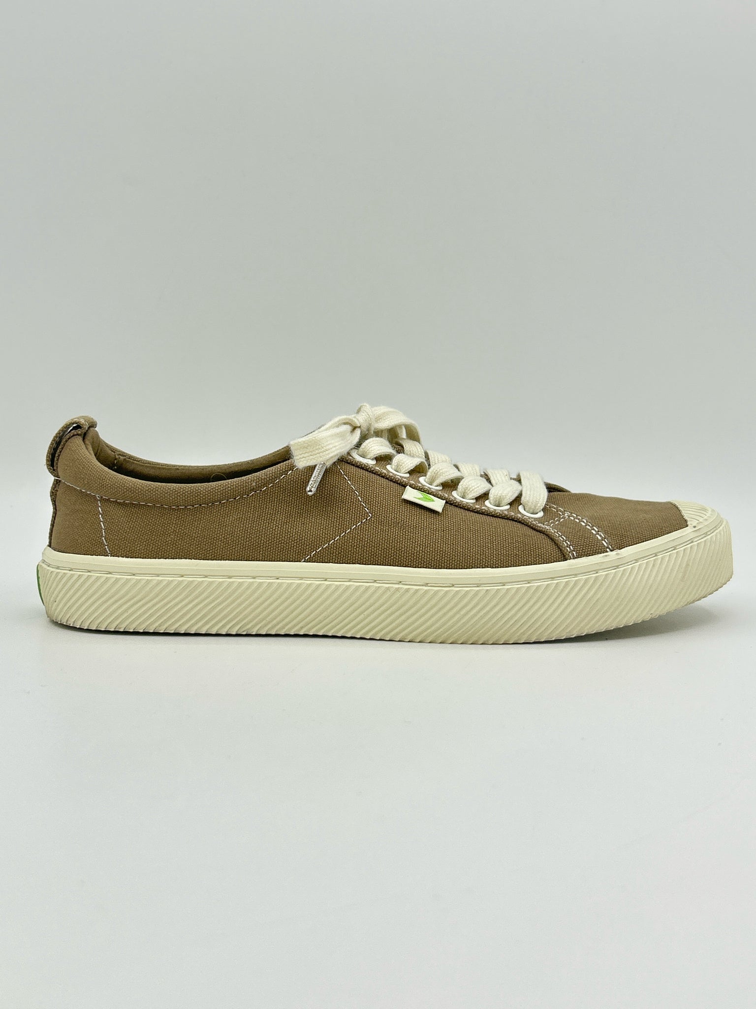 CARIUMA Size 9.5M SAND Women Sneakers