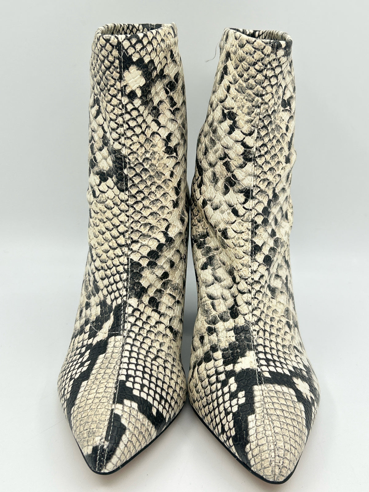 VINCE CAMUTO Size 6M White and black Women Booties