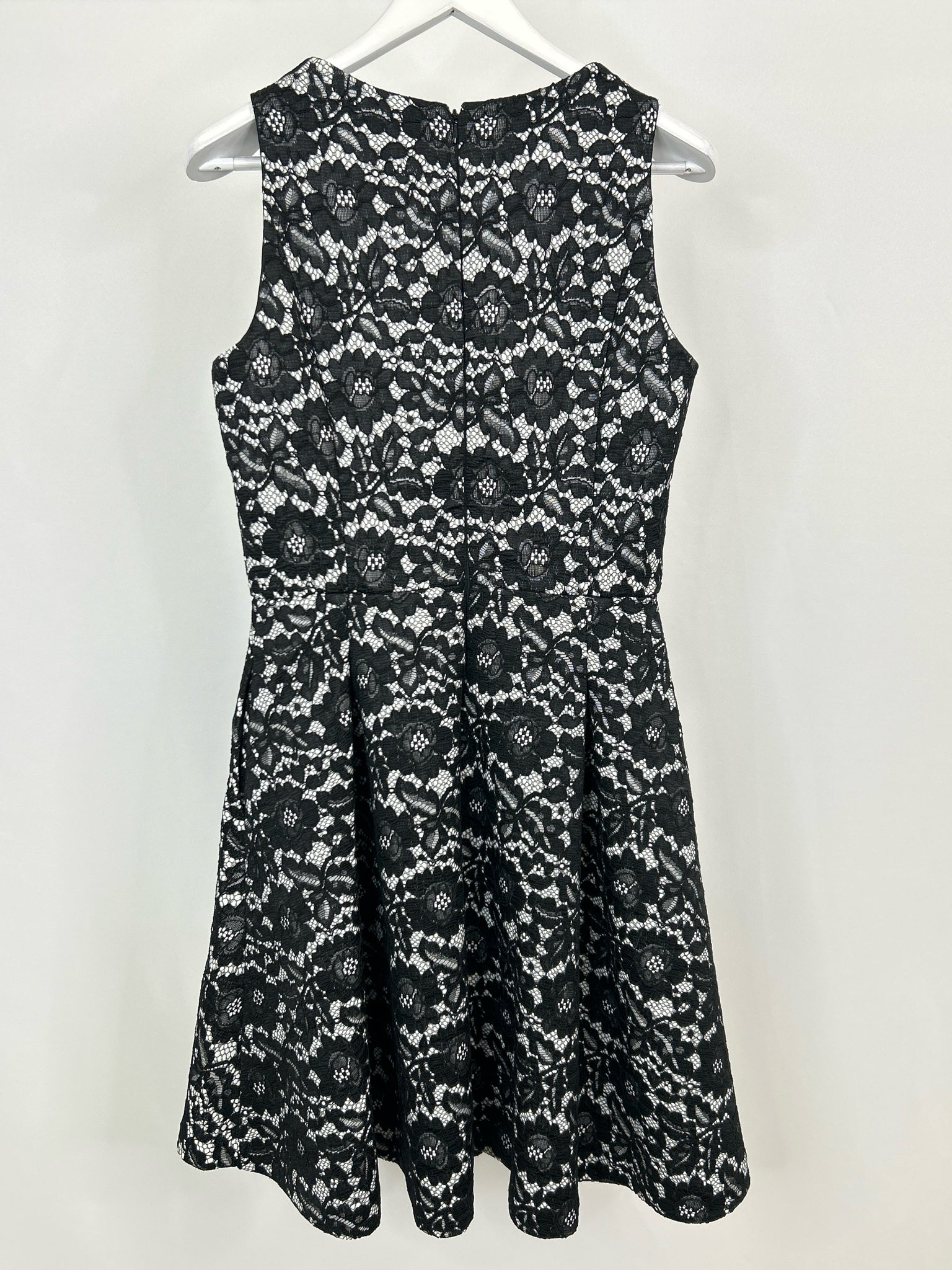White House Black Market Size 8 Black & White Women Dress