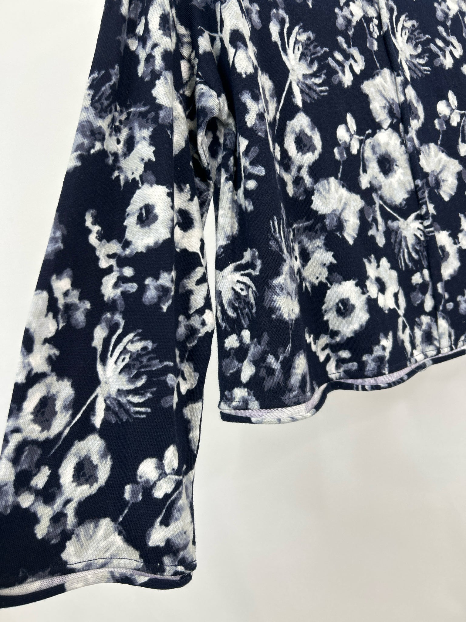 OLIVIA BY HABITAT CLOTHES Size S Navy Floral Women Pullover NWT