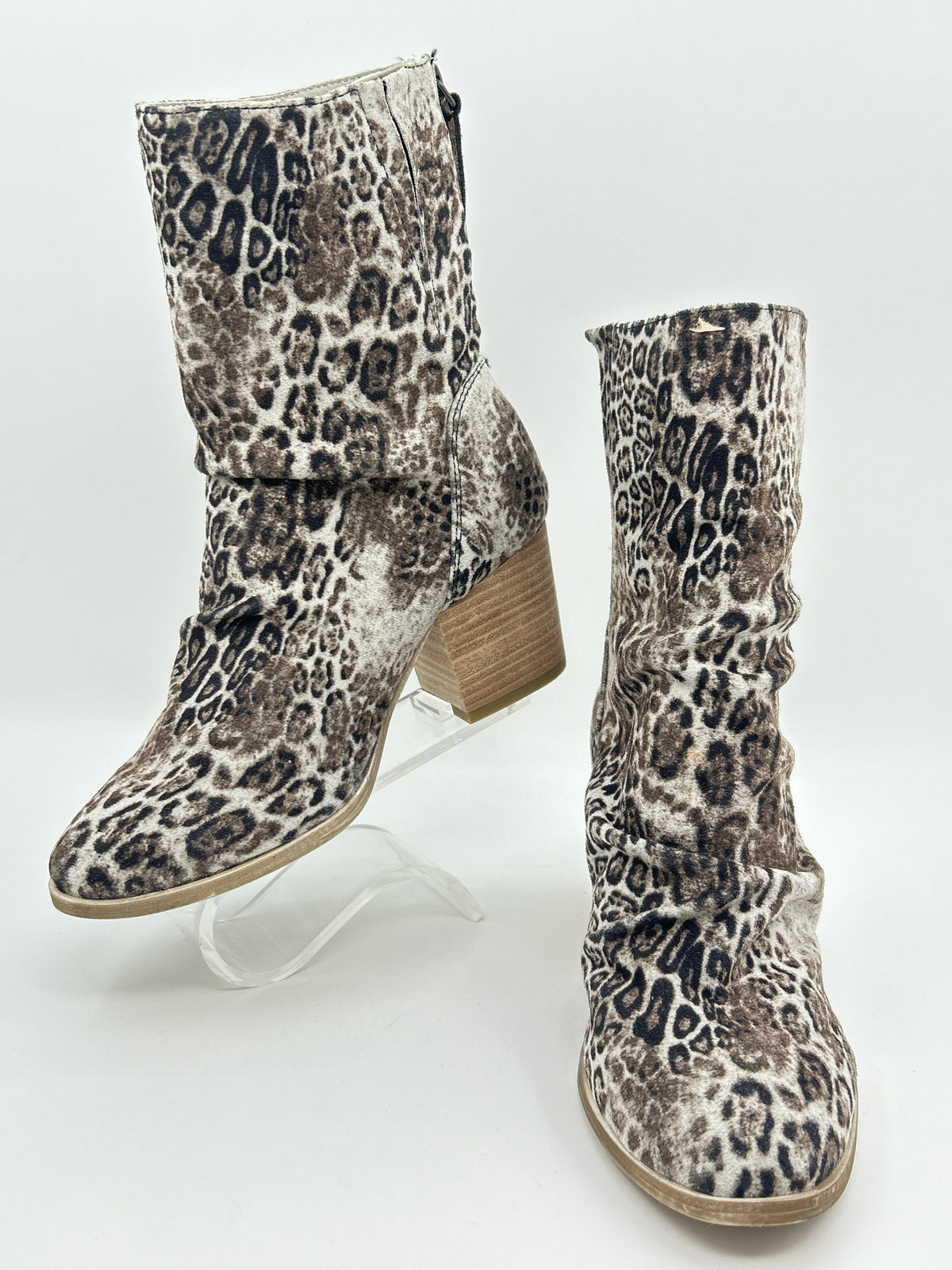 VERY G Size 6 black and grey Women Booties