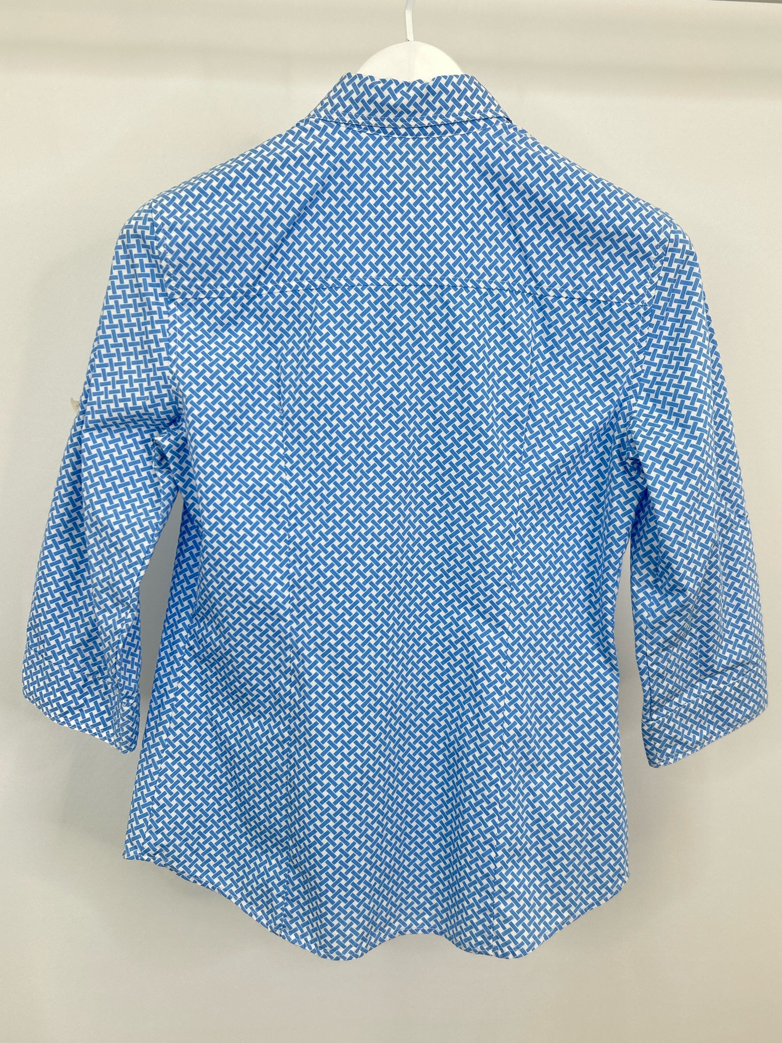 ELIZABETH MCKAY Size 6 blue and white Women Shirt