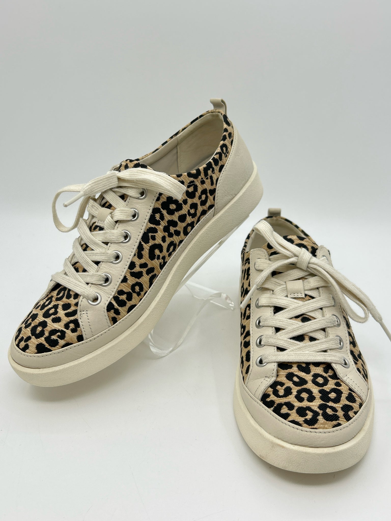 VIONIC Size 9 WHITE AND BEIGE Women Sneakers