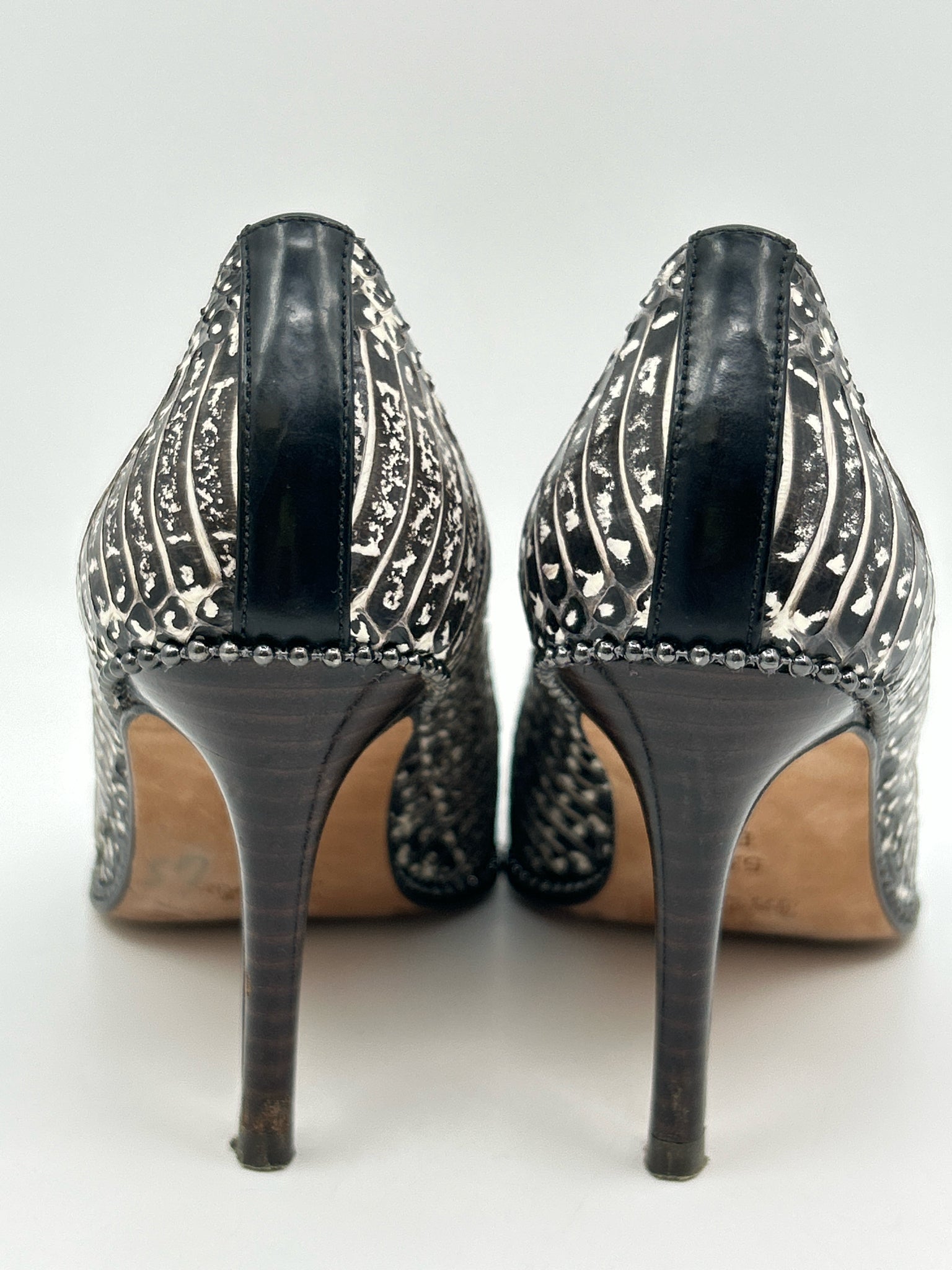 COACH Size 5.5B Brown Print Women Pumps