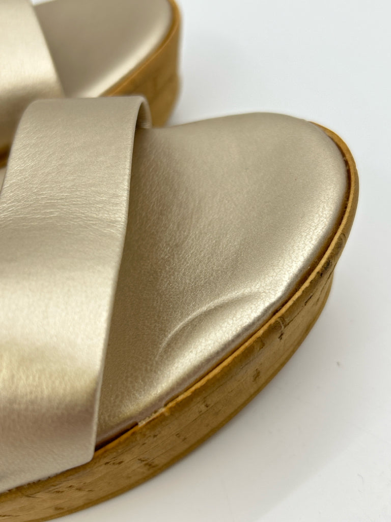 ITALIAN SHOEMAKERS Size 8.5M Gold Women's Sandal