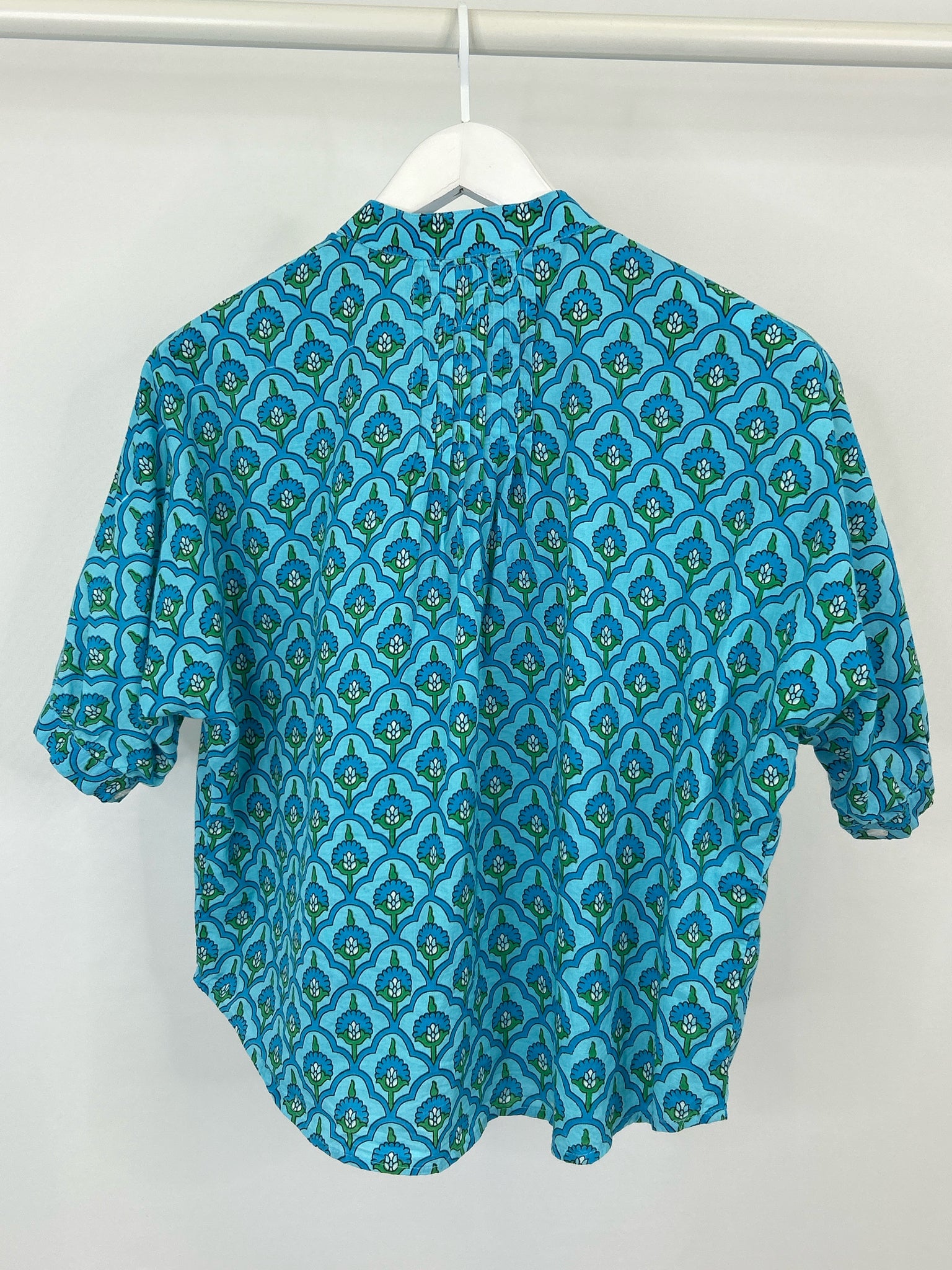 Market CO. Size M/L BLUE AND GREEN Women Blouse