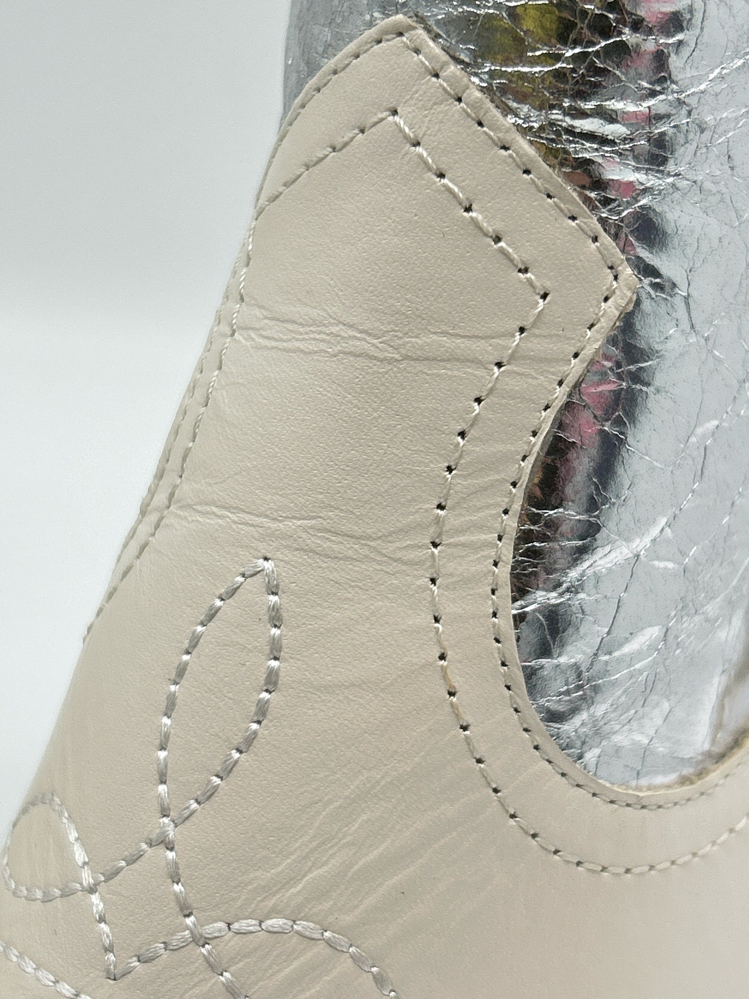 VINCE CAMUTO NIB Size 7M White and black Women Booties