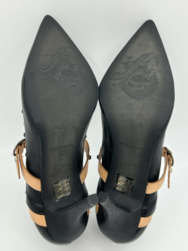 FREE PEOPLE Size 7 BLACK AND BEIGE Women's Pumps