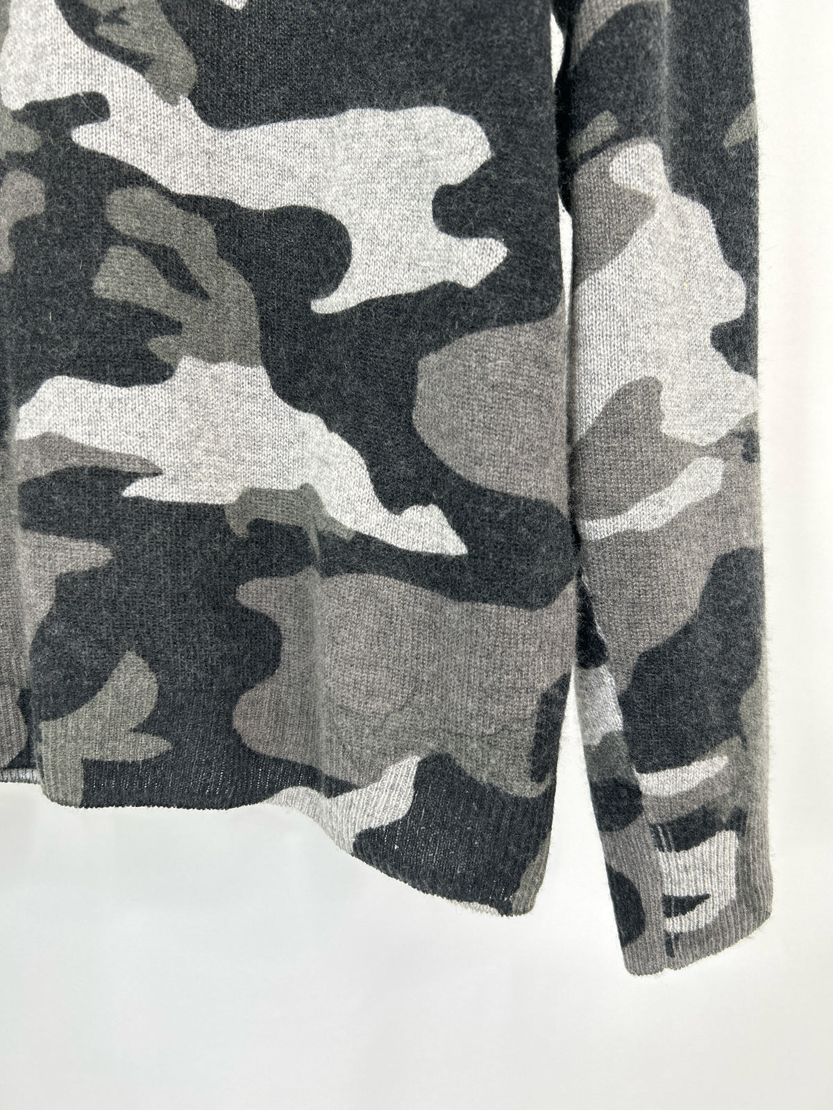 AMICHI COLLECTION Size L Grey Camo Women Sweater
