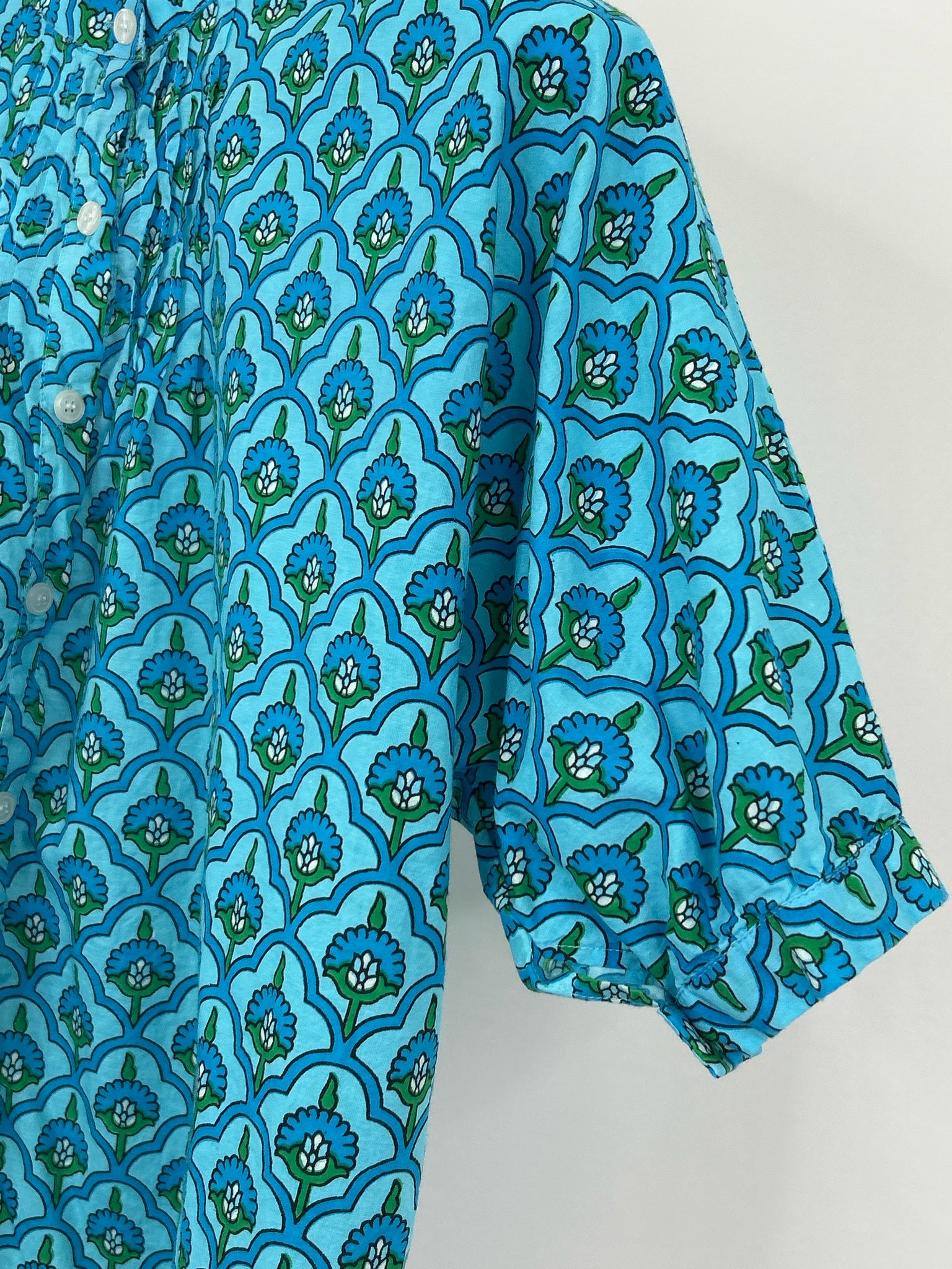 Market CO. Size M/L BLUE AND GREEN Women Blouse