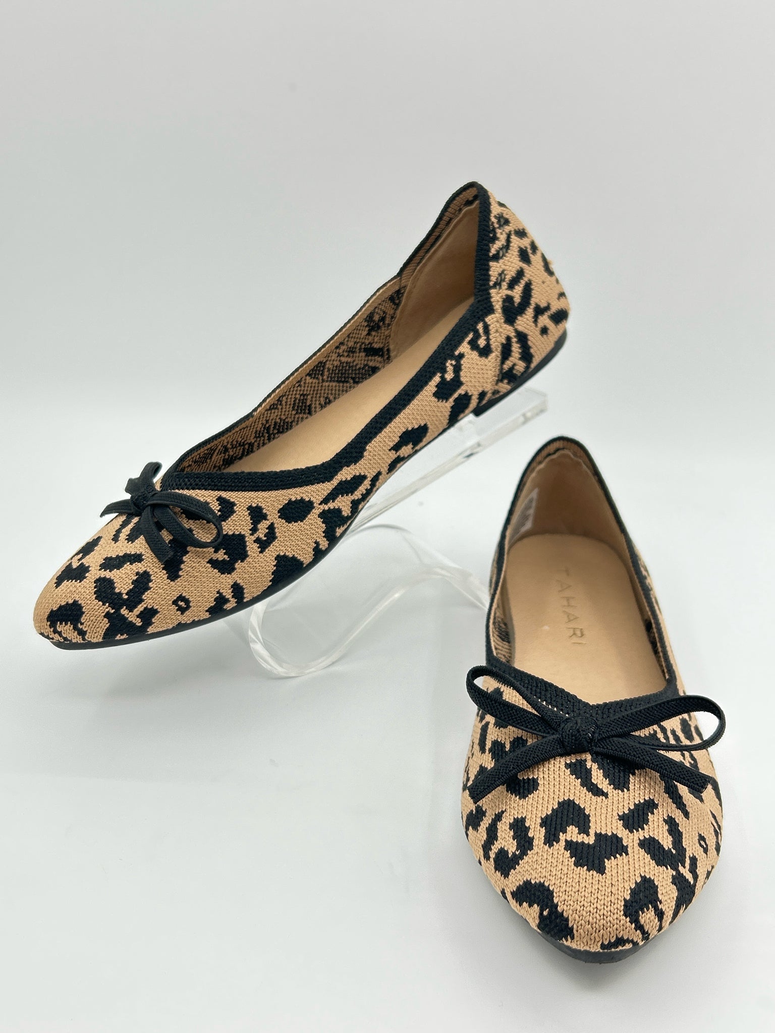 TAHARI Size 7 Tan and Black Women Flats