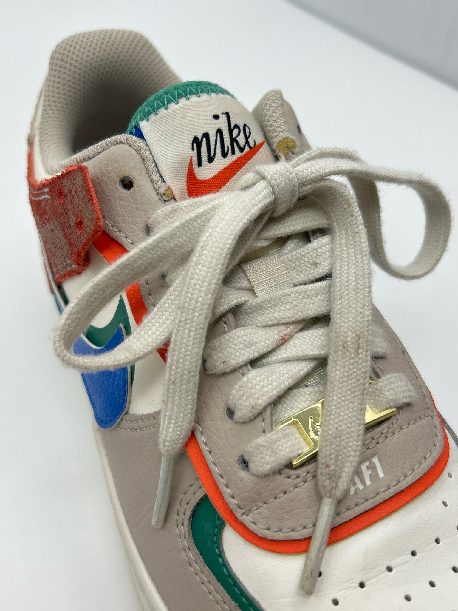 NIKE Size 7 Multi-Color Women Sneakers