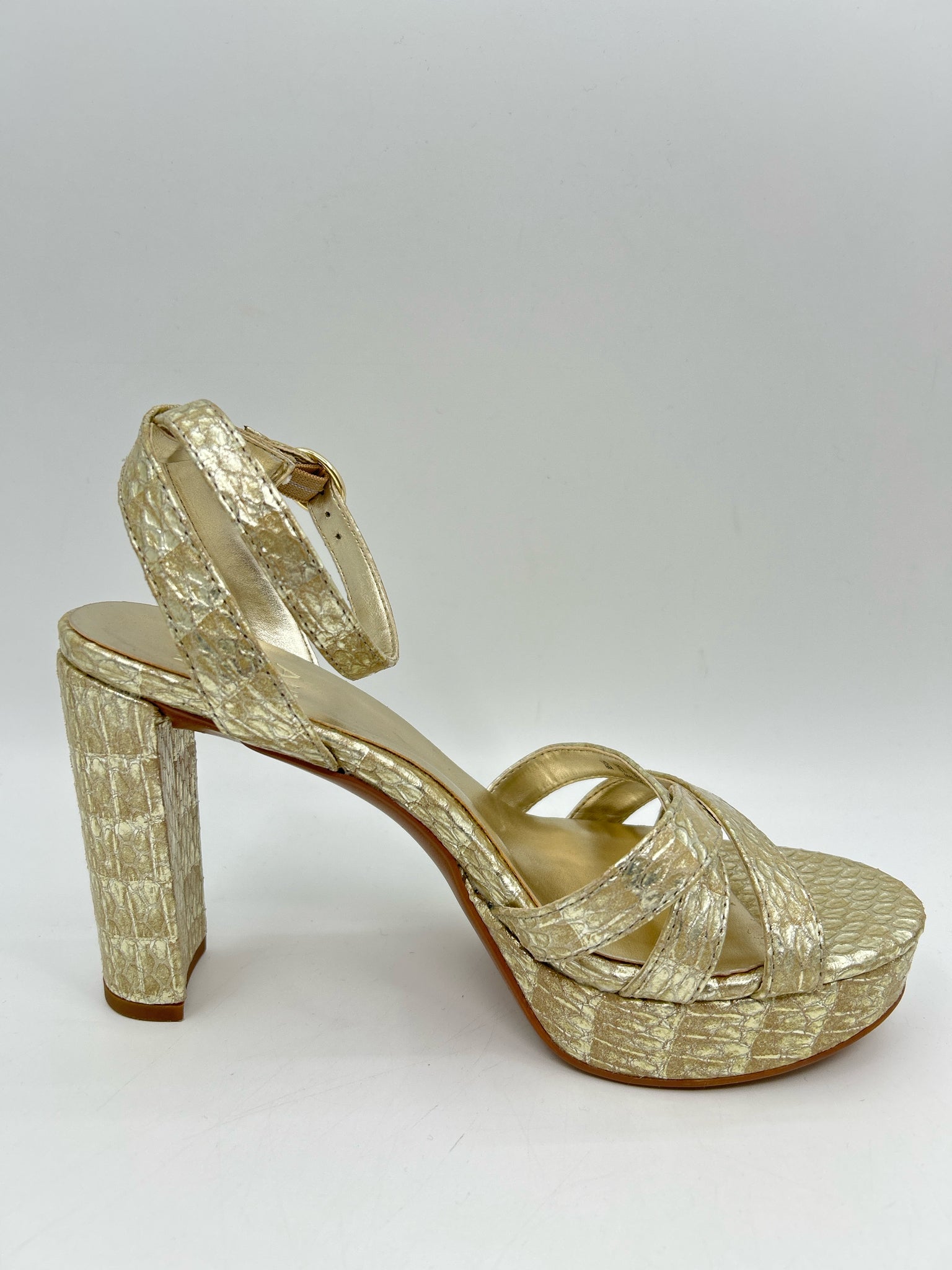 NATURALIZER NWOB Size 8M Gold Women Sandal