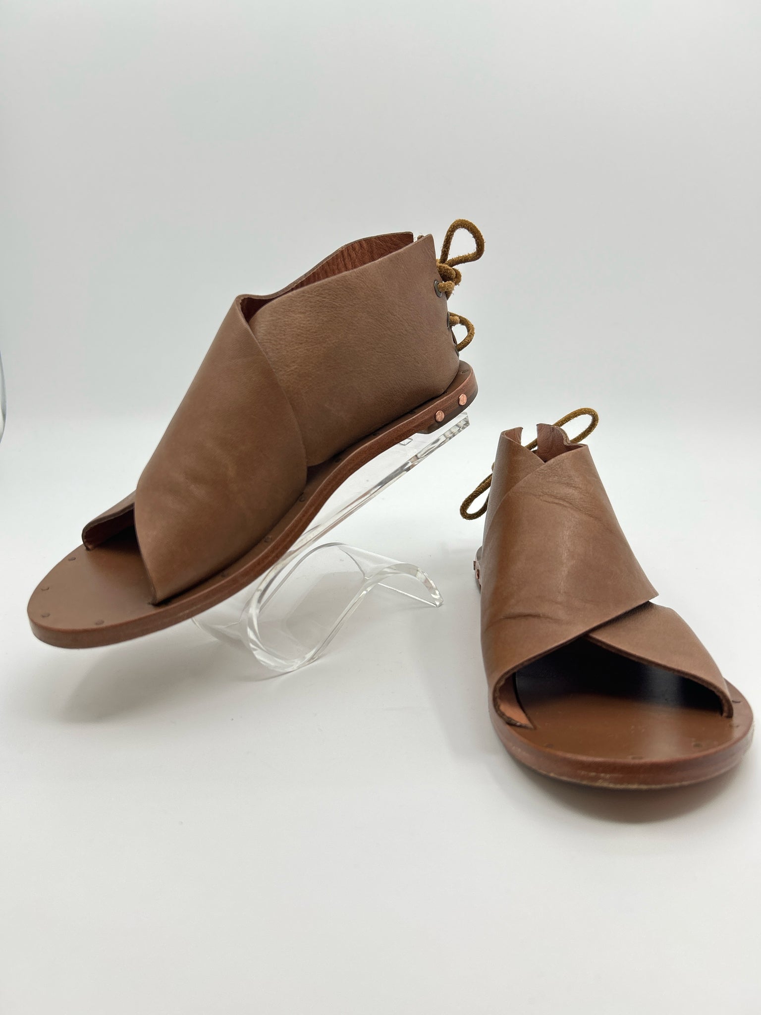 BEEK Size 7 Brown Women Sandal