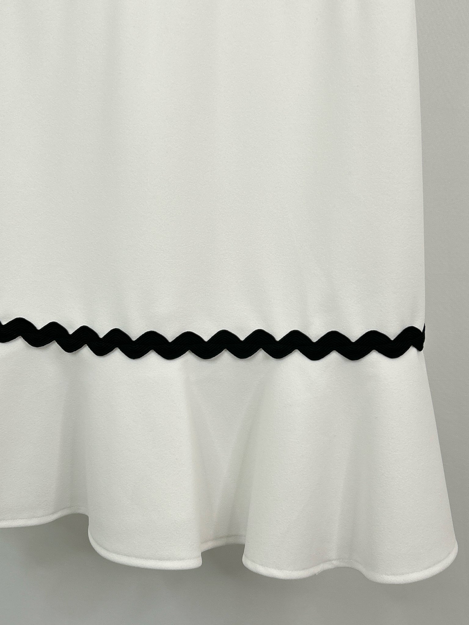 KARL LAGERFELD Size 6 White & Black Women Dress