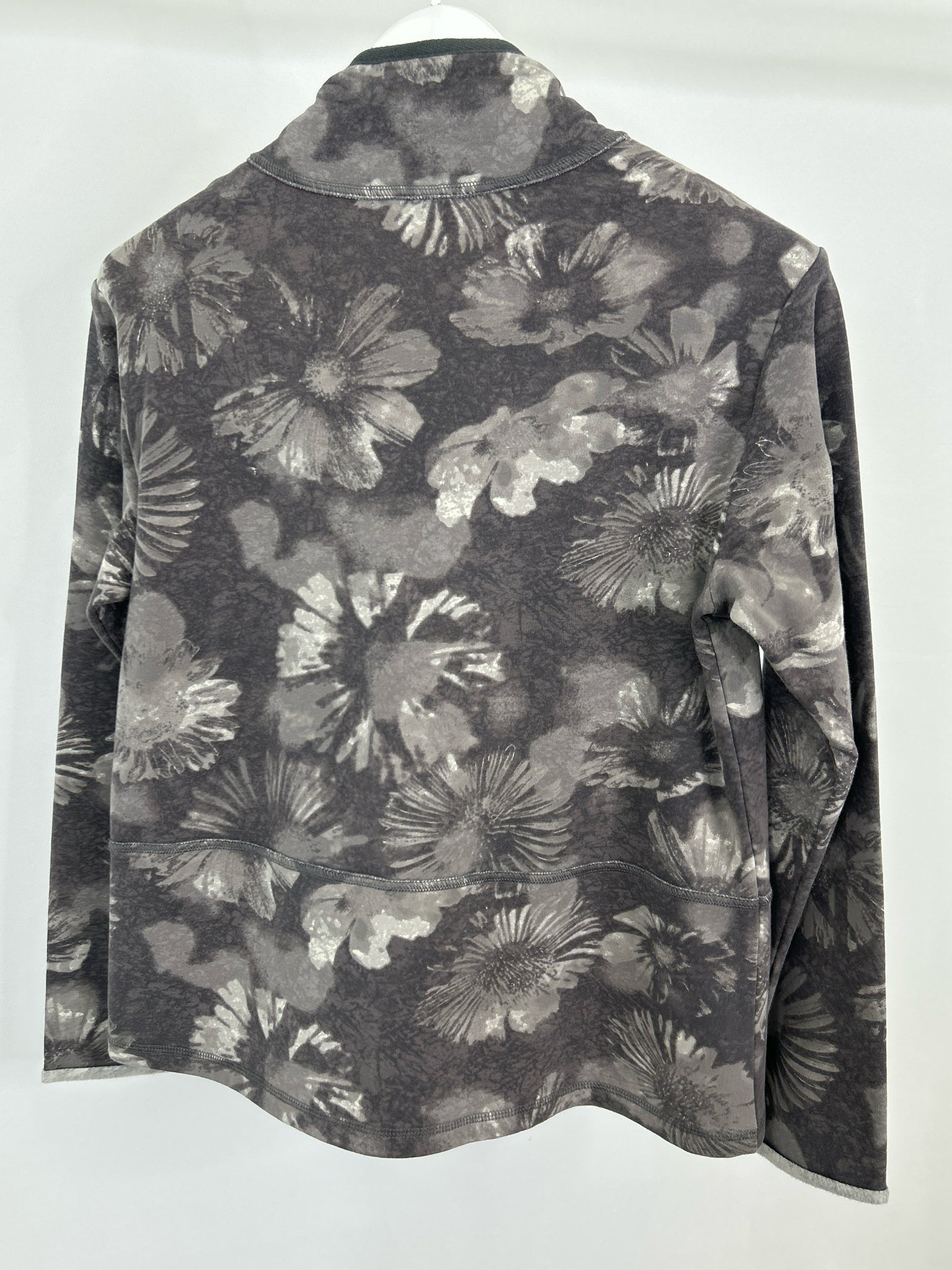 Escape by Habitat Clothes Size S Gray print Women Pullover