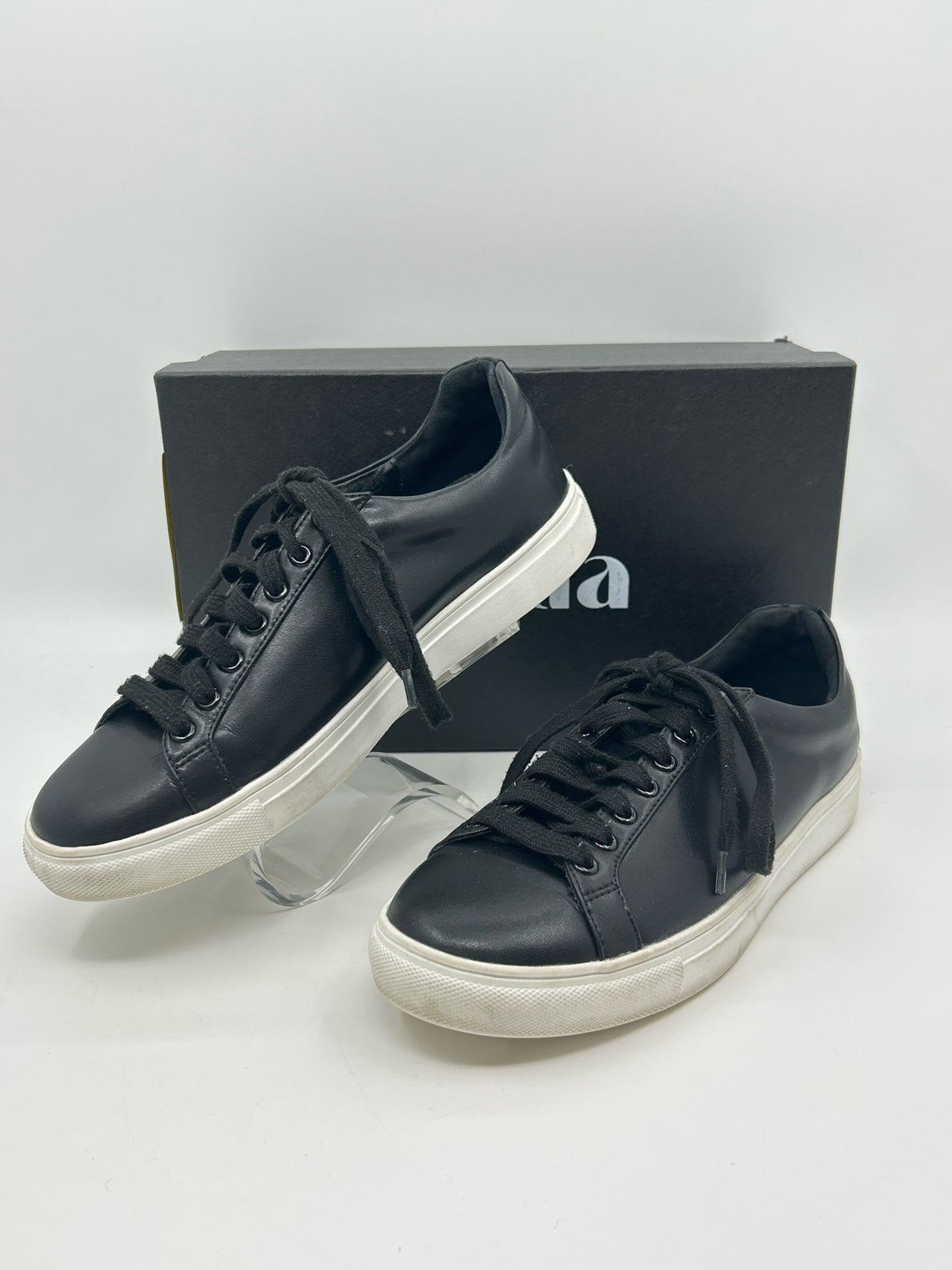 Vaila Size 9 Black Women Sneakers