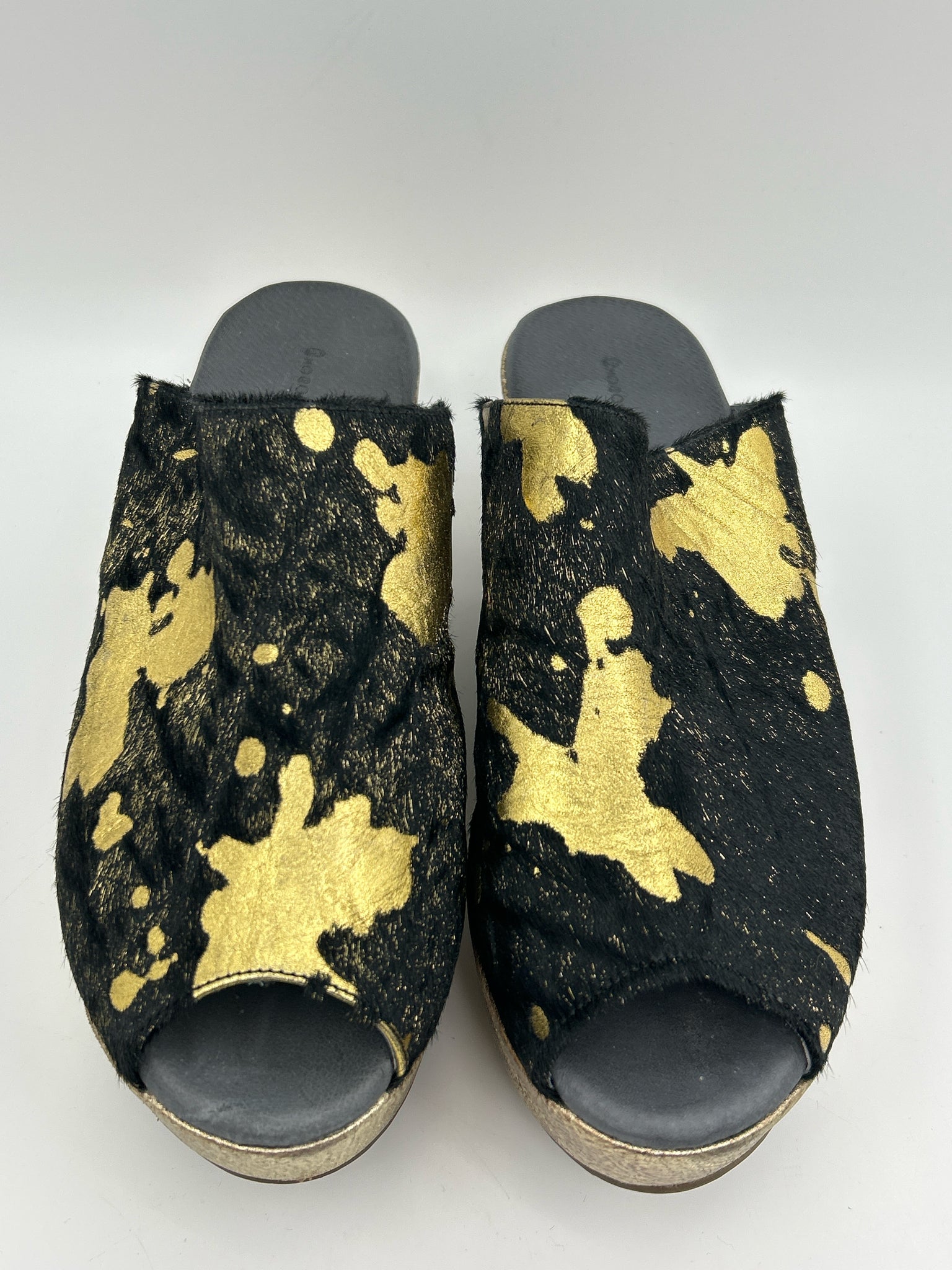 CHOCOLAT BLU Size 11M BLACK AND GOLD Women Sandal