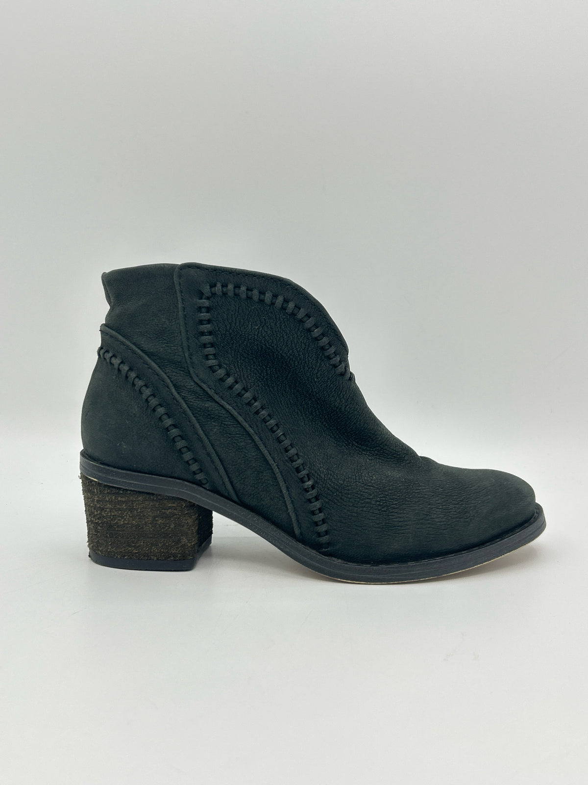 VINCE CAMUTO Size 6M Black Women Booties