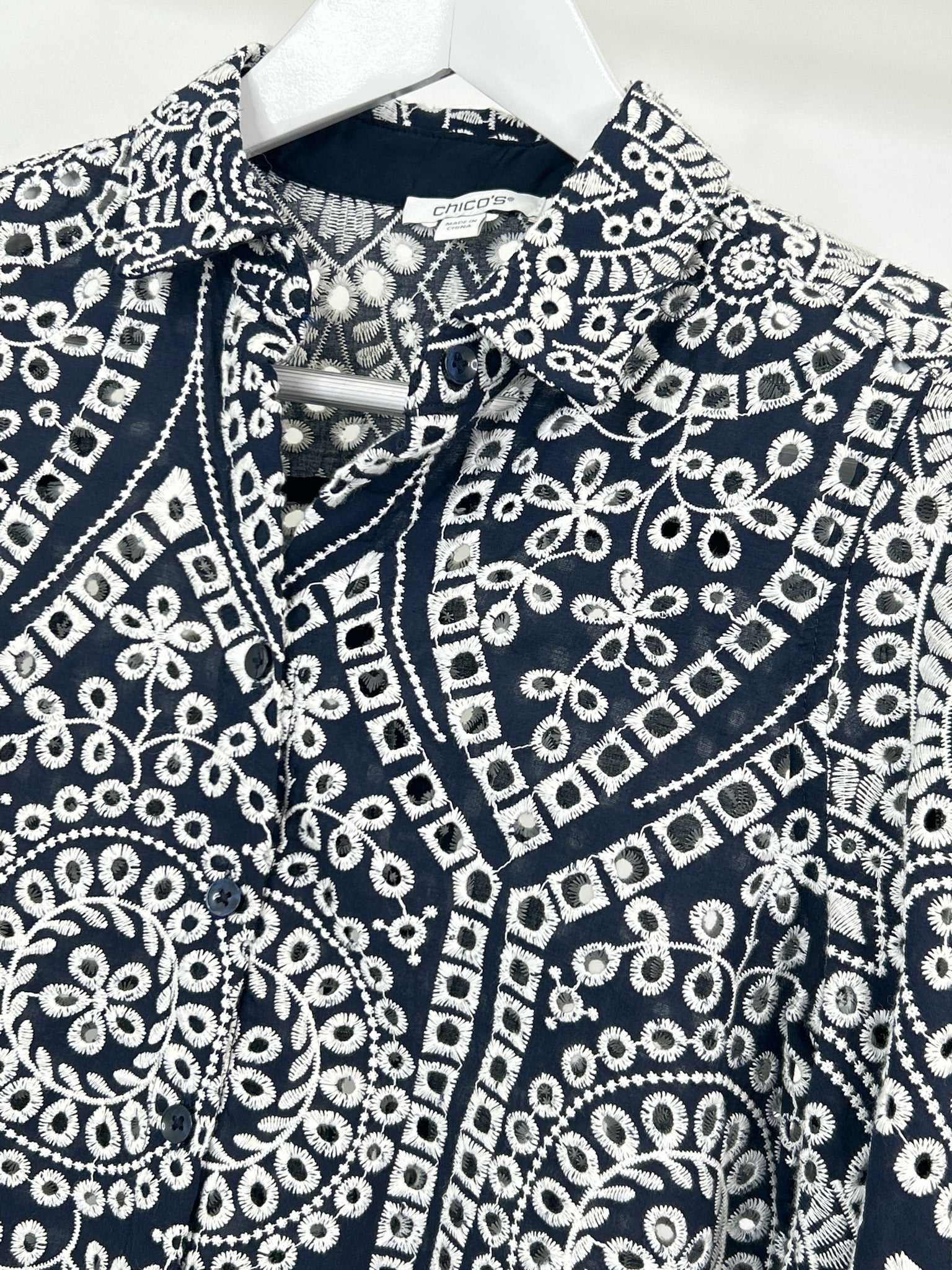 CHICO'S Size 4 NAVY AND WHITE Women Top