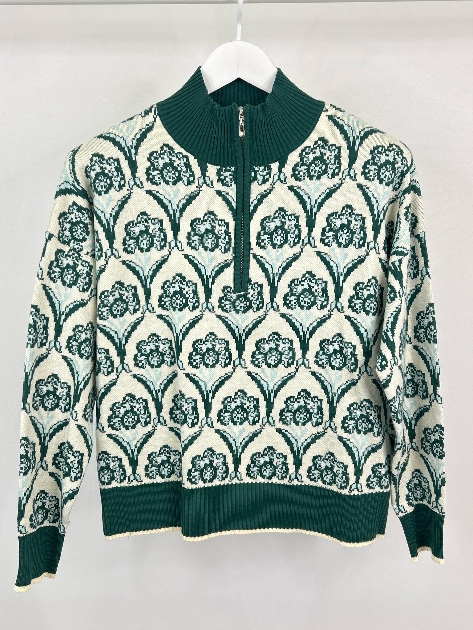 ENTRO Size S WHITE AND GREEN Women Sweater