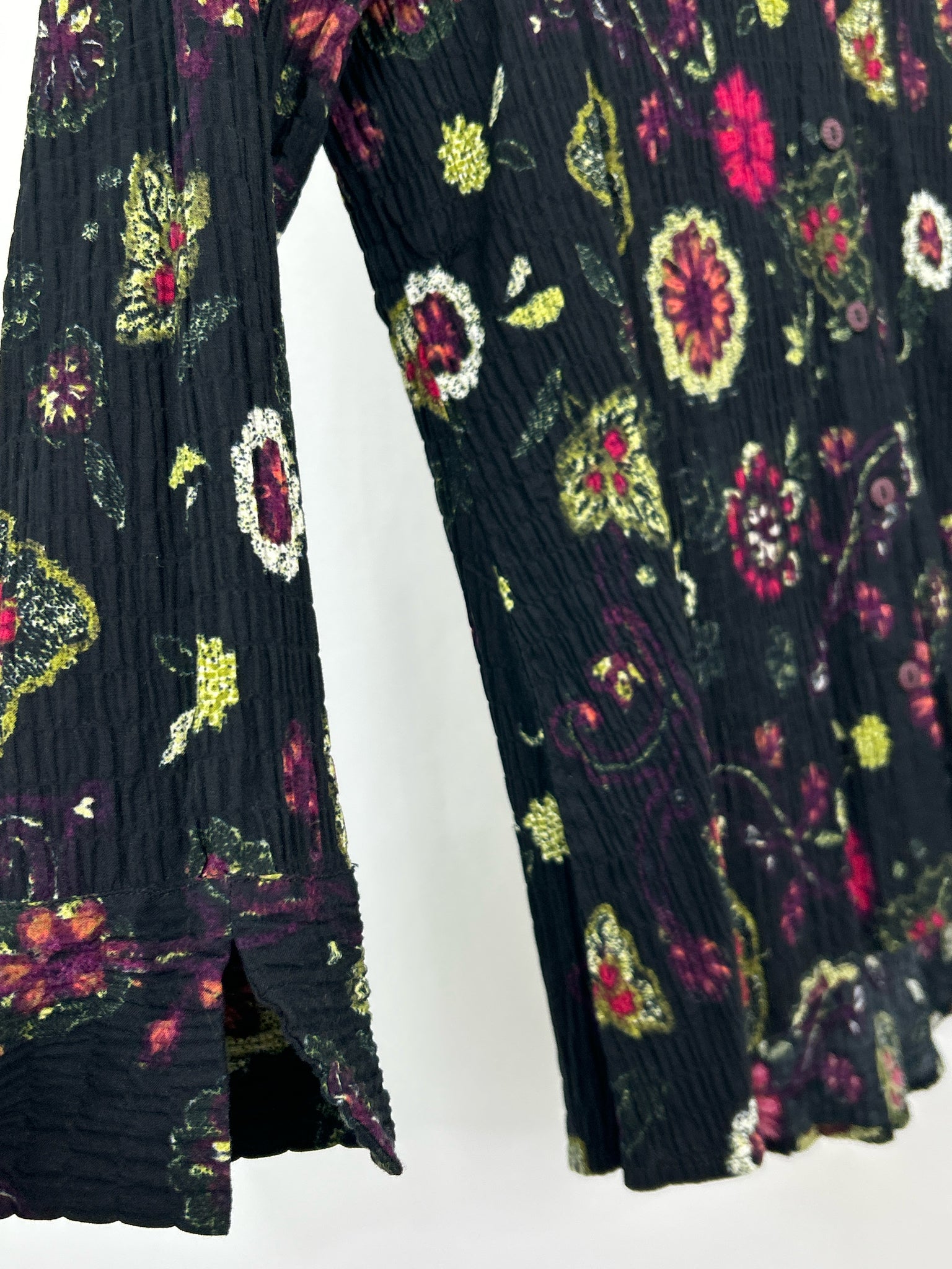 HABITAT Size S Black Floral Women Shirt