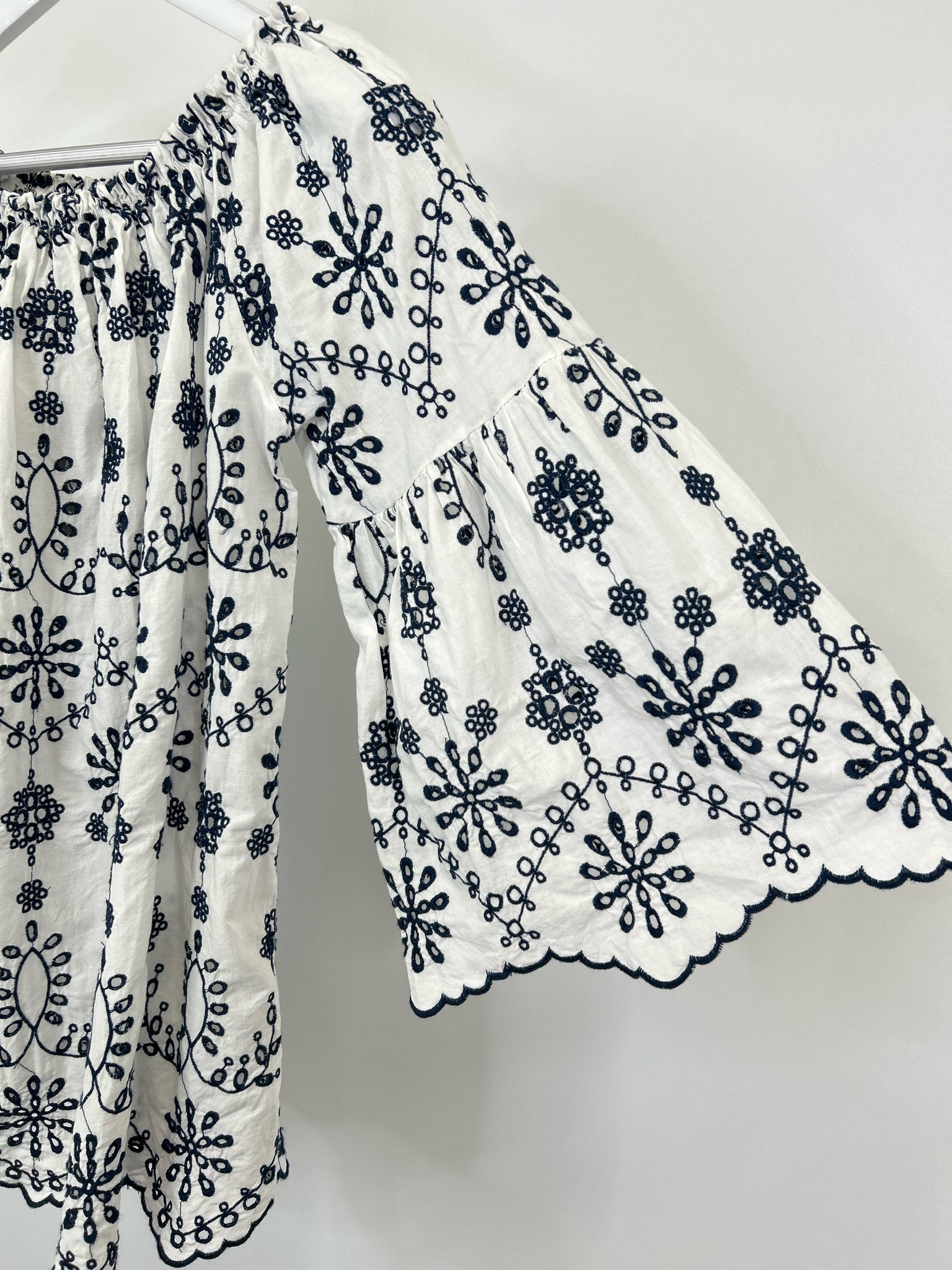 M Made in Italy Size S WHITE AMD NAVY Women Blouse
