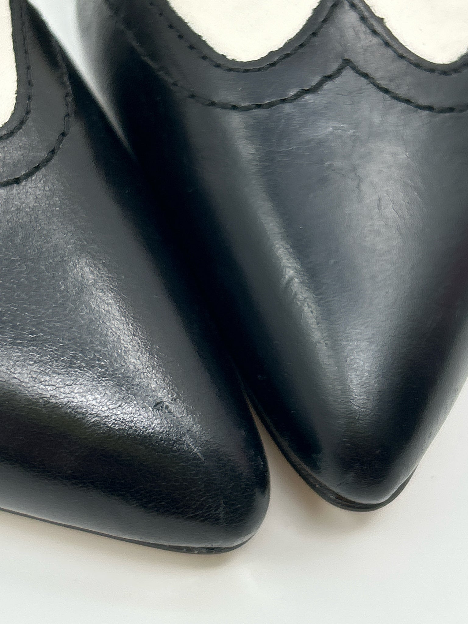 VINCE CAMUTO NIB Size 7M White and black Women Booties