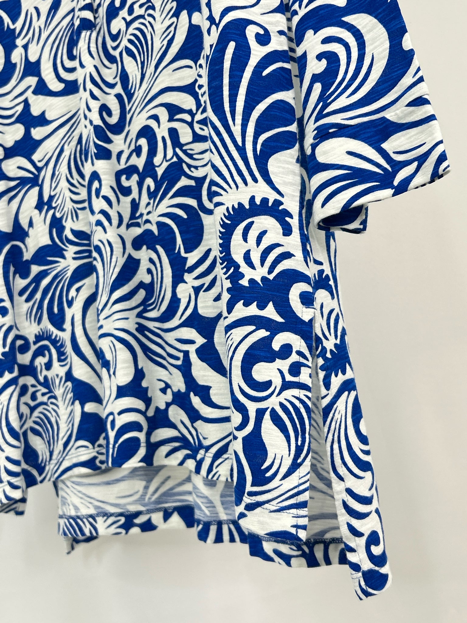 CHICO'S Size L Blue & White Women Top NWT