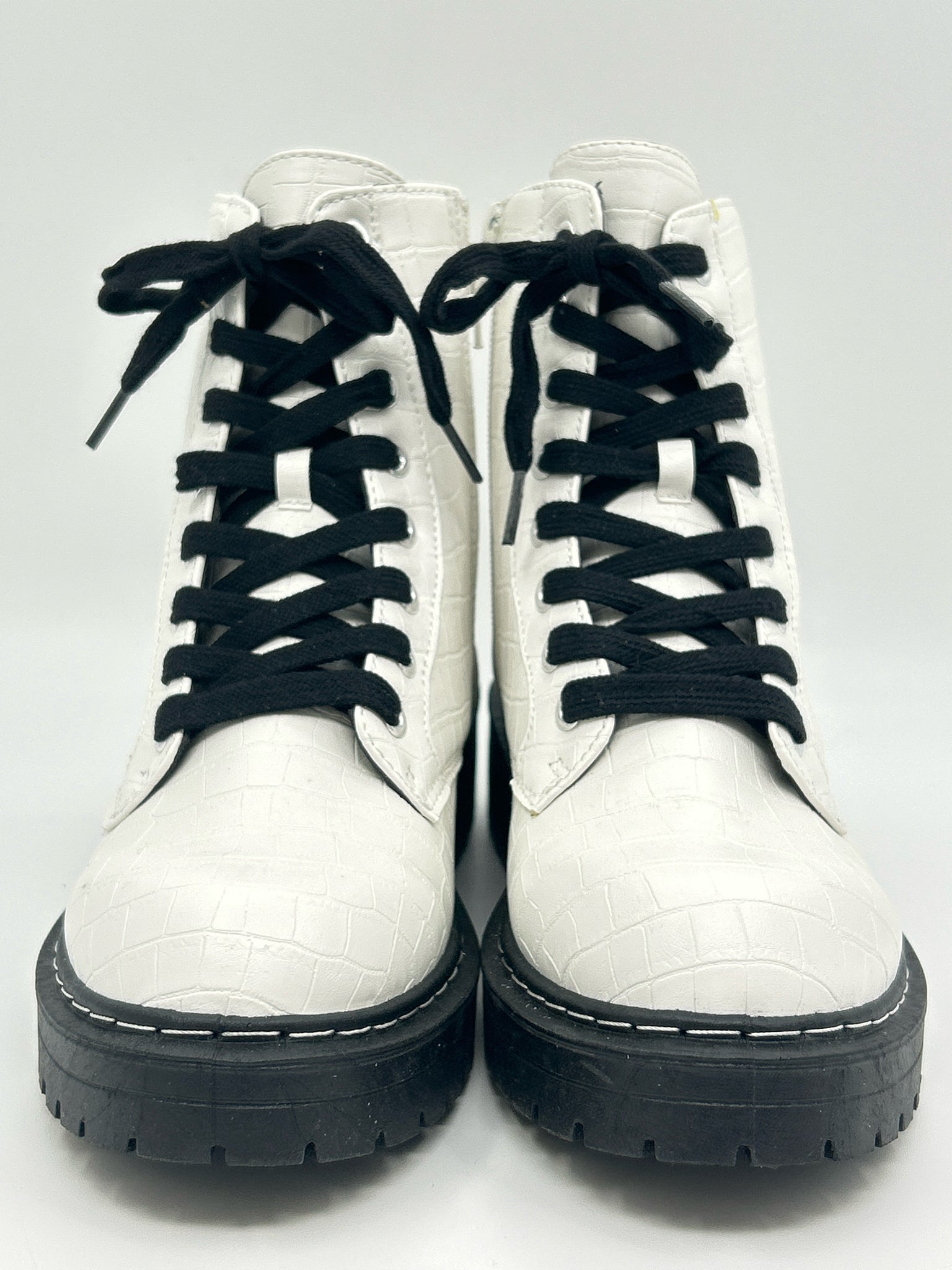 TRUE CRAFT NIB Size 7.5M White & Black Women Boots