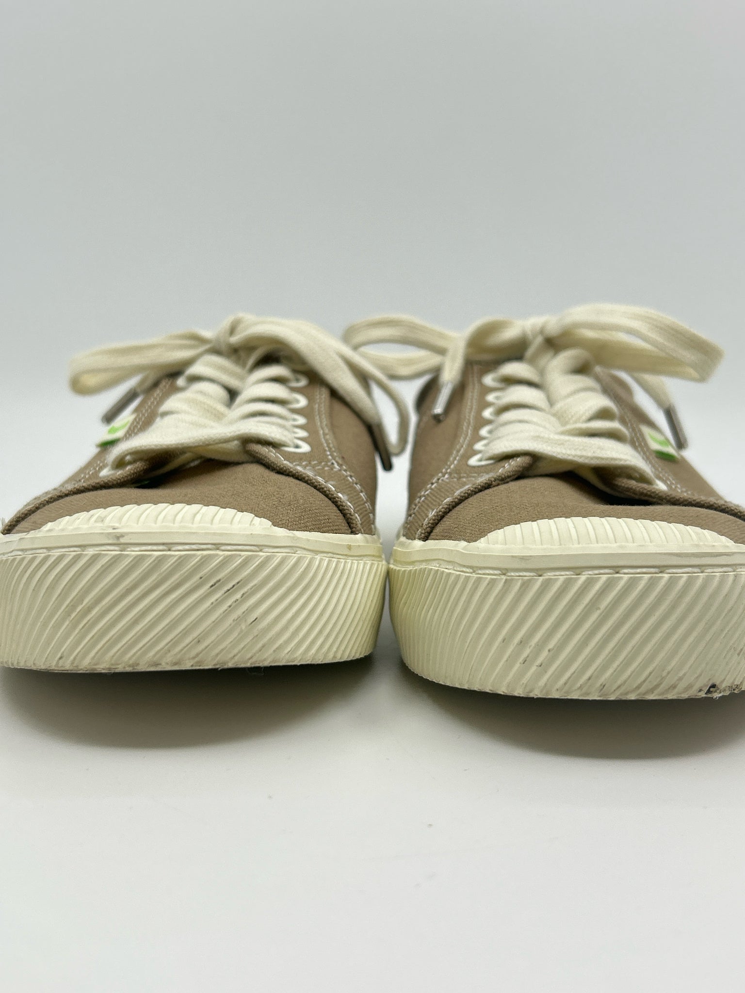 CARIUMA Size 9.5M SAND Women Sneakers