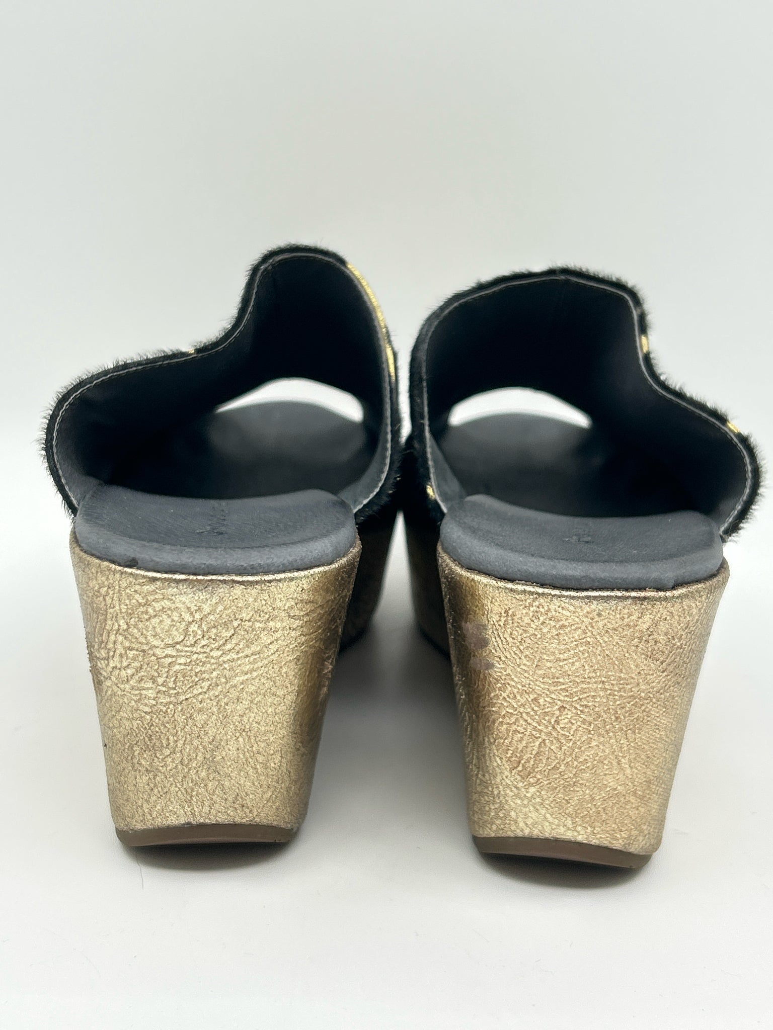 CHOCOLAT BLU Size 11M BLACK AND GOLD Women Sandal