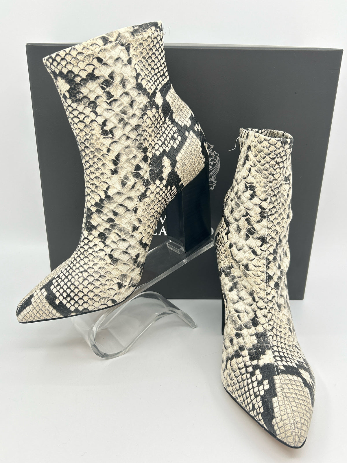 VINCE CAMUTO Size 6M White and black Women Booties