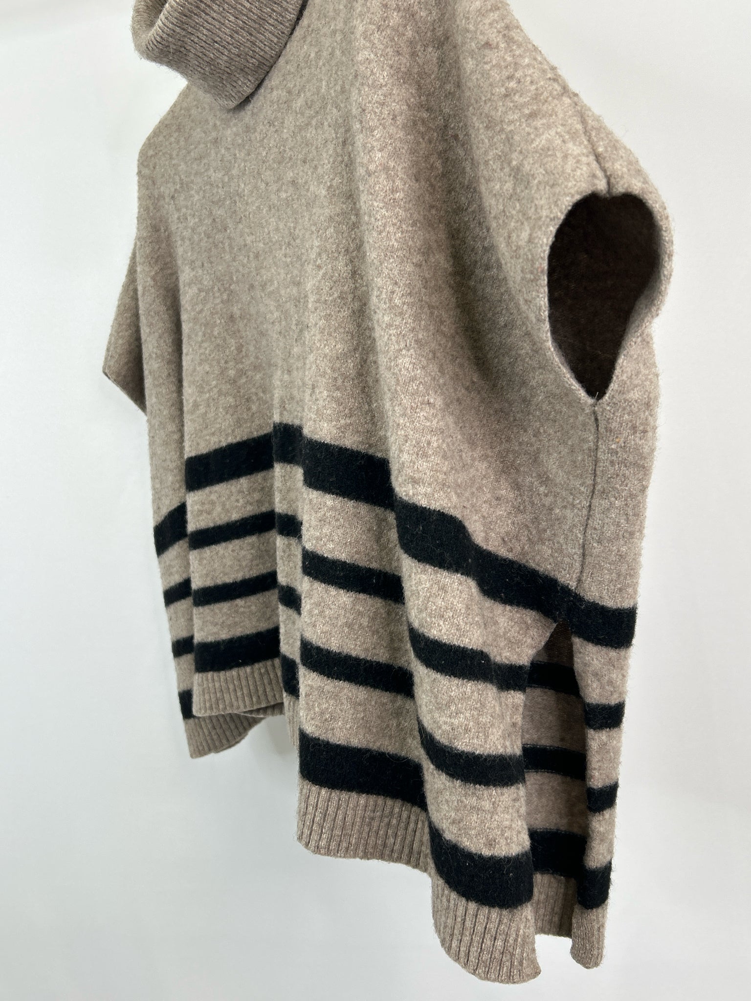 TAHARI Size L Brown and Black Women Poncho