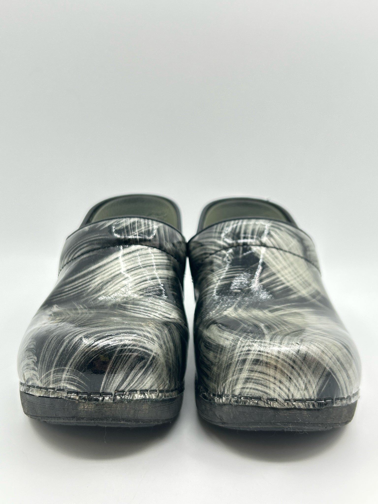 DANSKO Size 39 Black Print Women Clogs