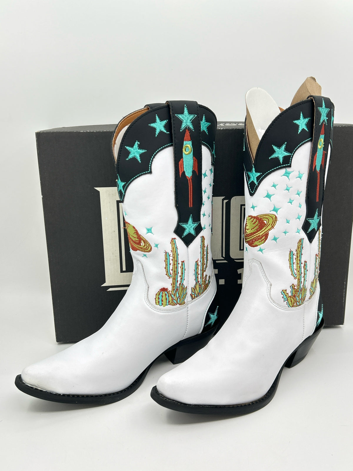 DINGO Size 7.5M White Women Boots