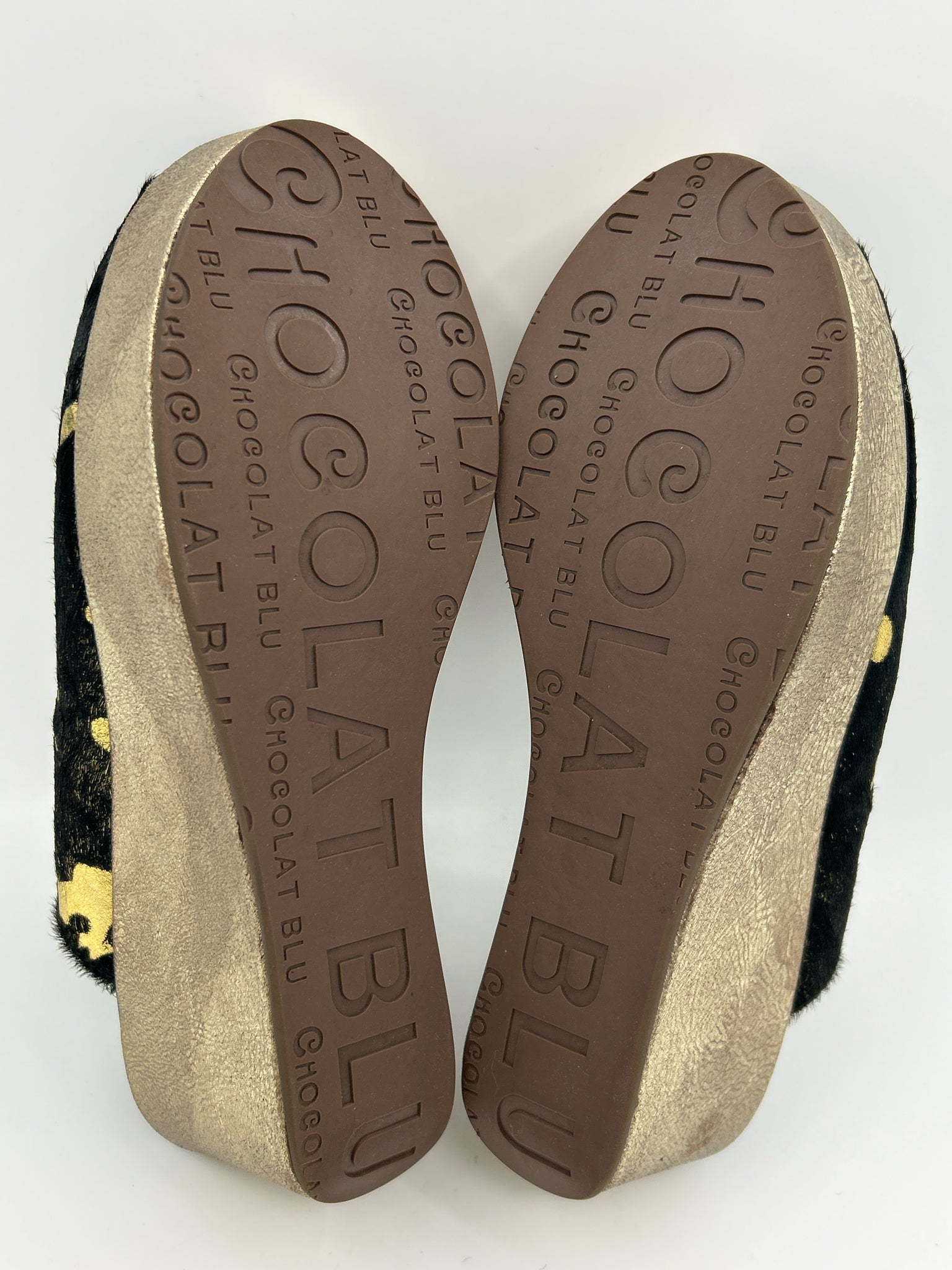 CHOCOLAT BLU Size 11M BLACK AND GOLD Women Sandal