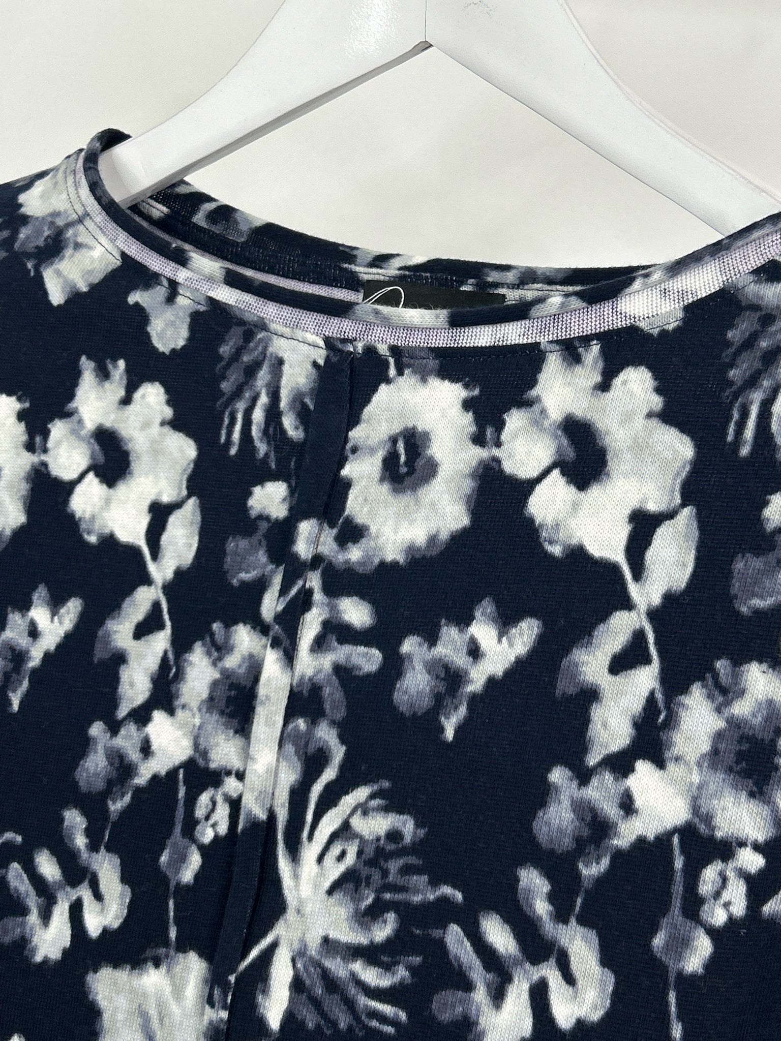 OLIVIA BY HABITAT CLOTHES Size S Navy Floral Women Pullover NWT