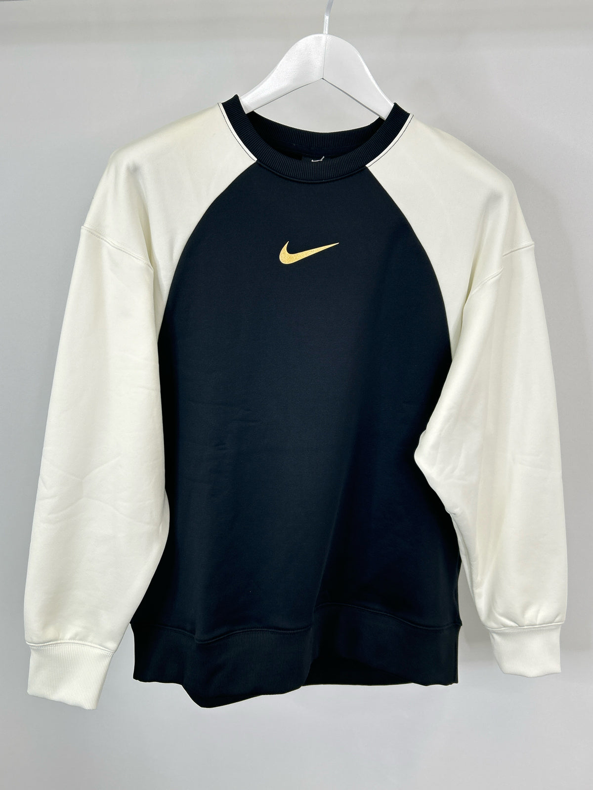 NIKE Size M Black and White Women Pullover