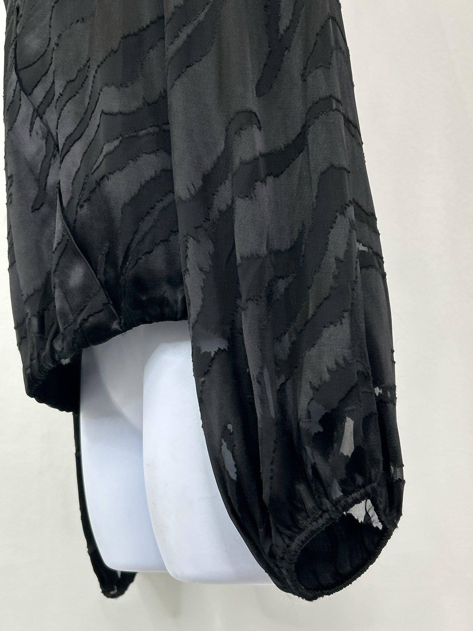 White House Black Market Size M Black Women Top NWT