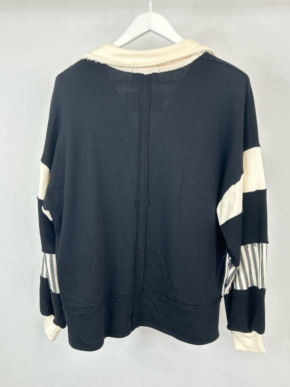 BUCKET LIST Size S Black and White Women Sweatshirt
