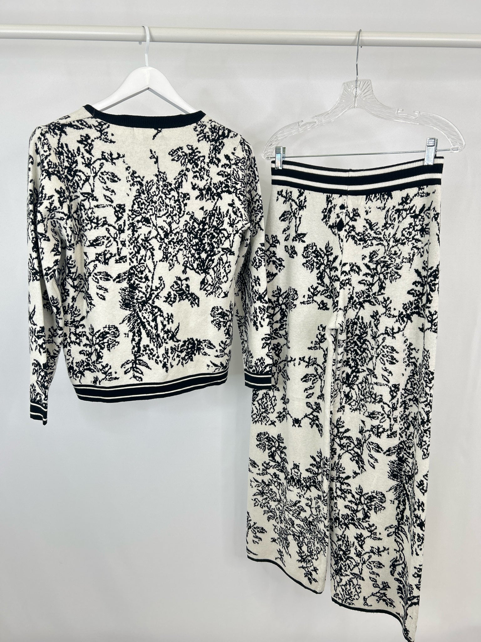 EXQUISS'S PARIS Size S/M White & Black Women 2-Piece w/Pants NWT