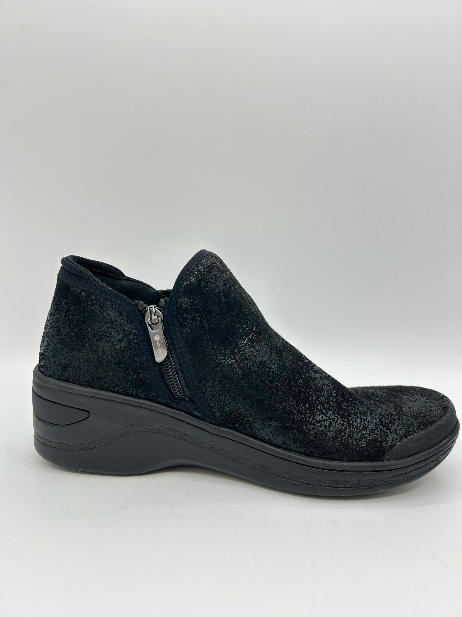 BZEES Size 9M Black Women Booties
