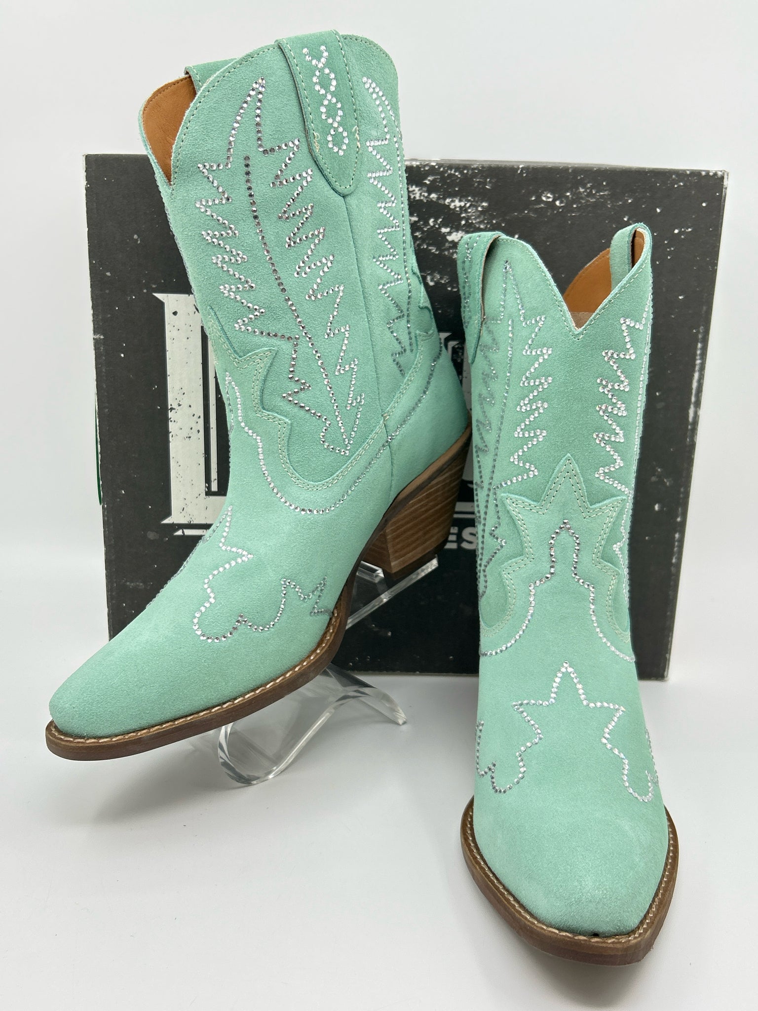 DINGO Size 8.5M MINT Women Boots