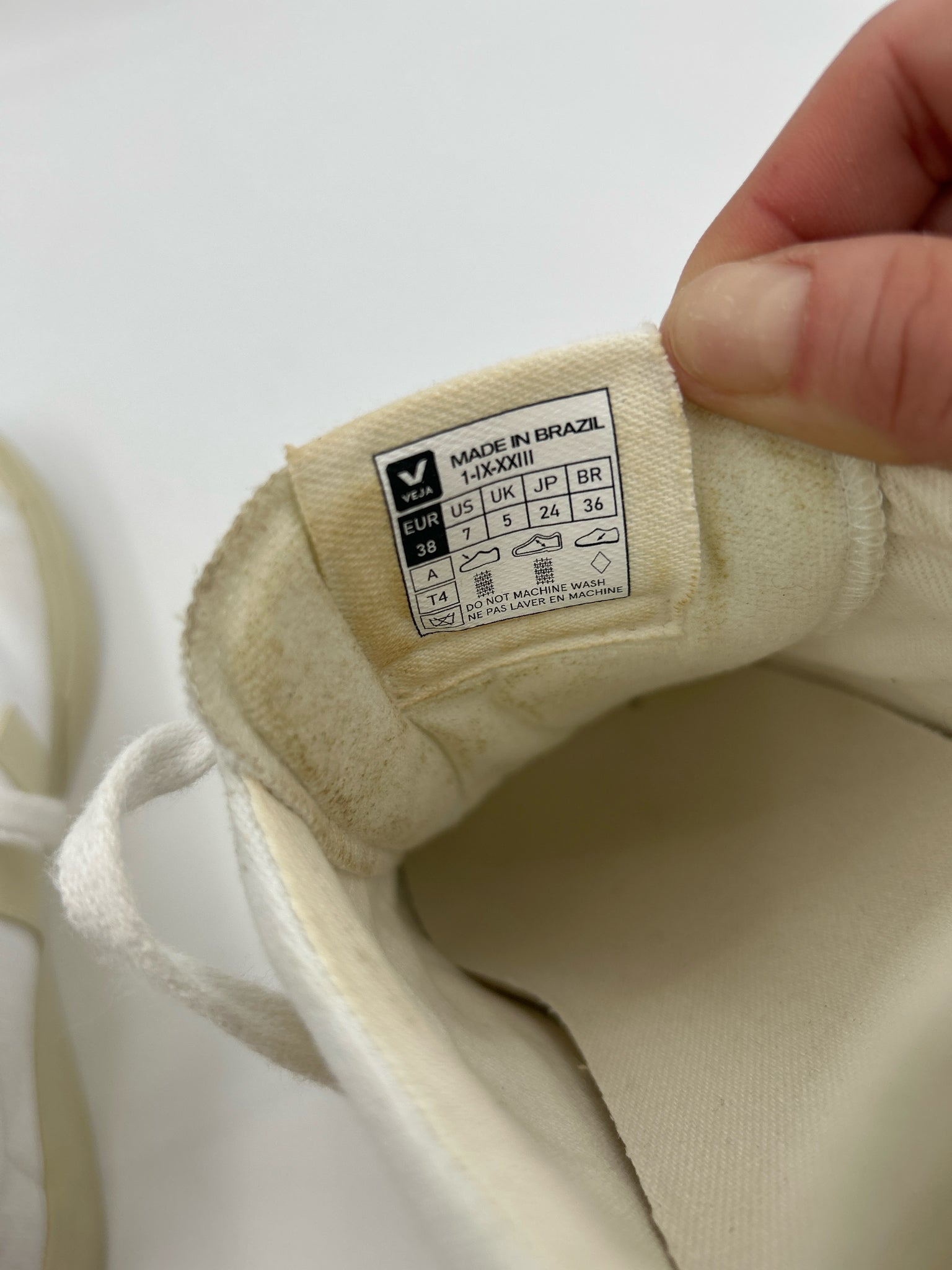 VEJA Size 7 White Women Sneakers